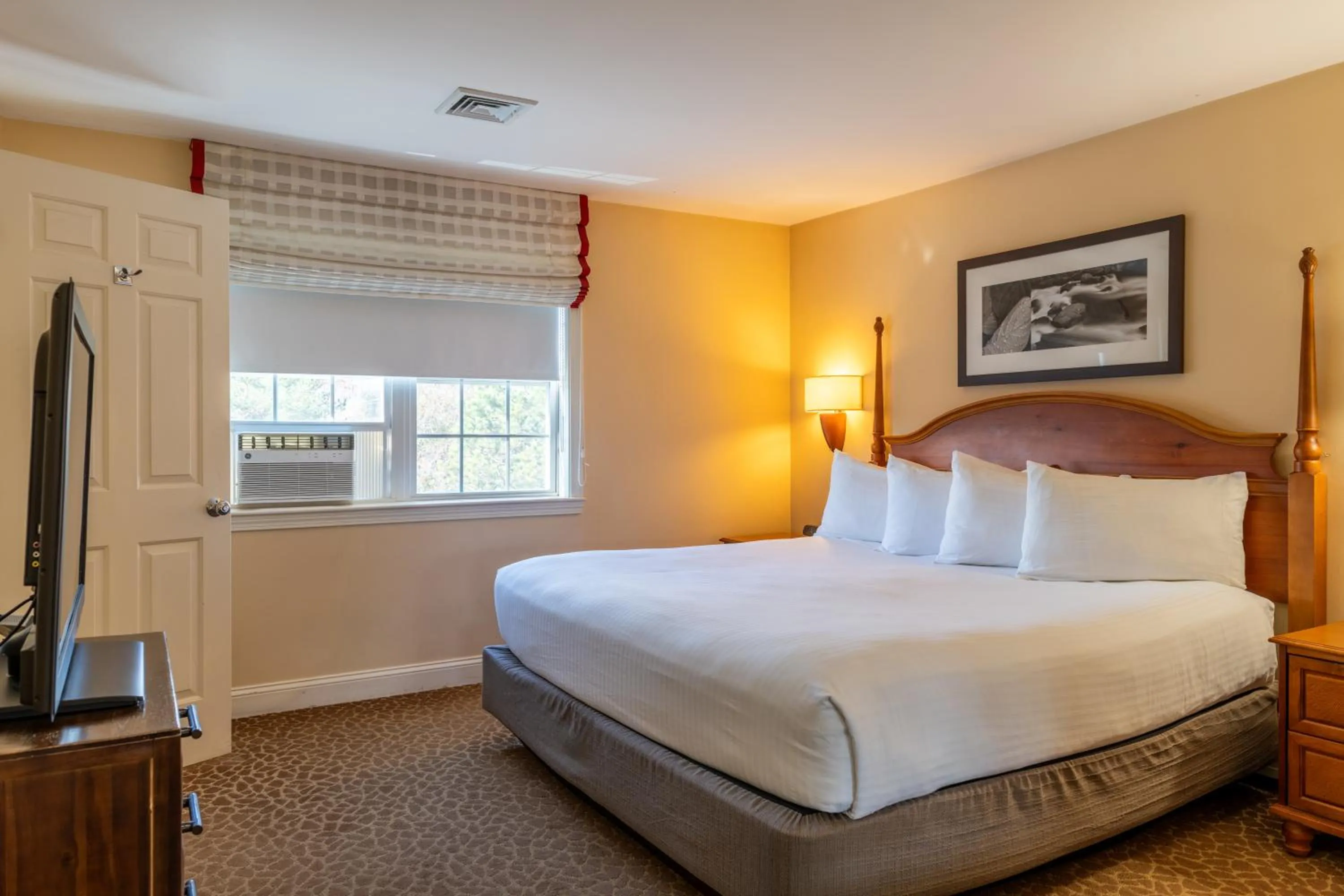 Bedroom, Bed in Port Inn and Suites Portsmouth, an Ascend Collection Hotel