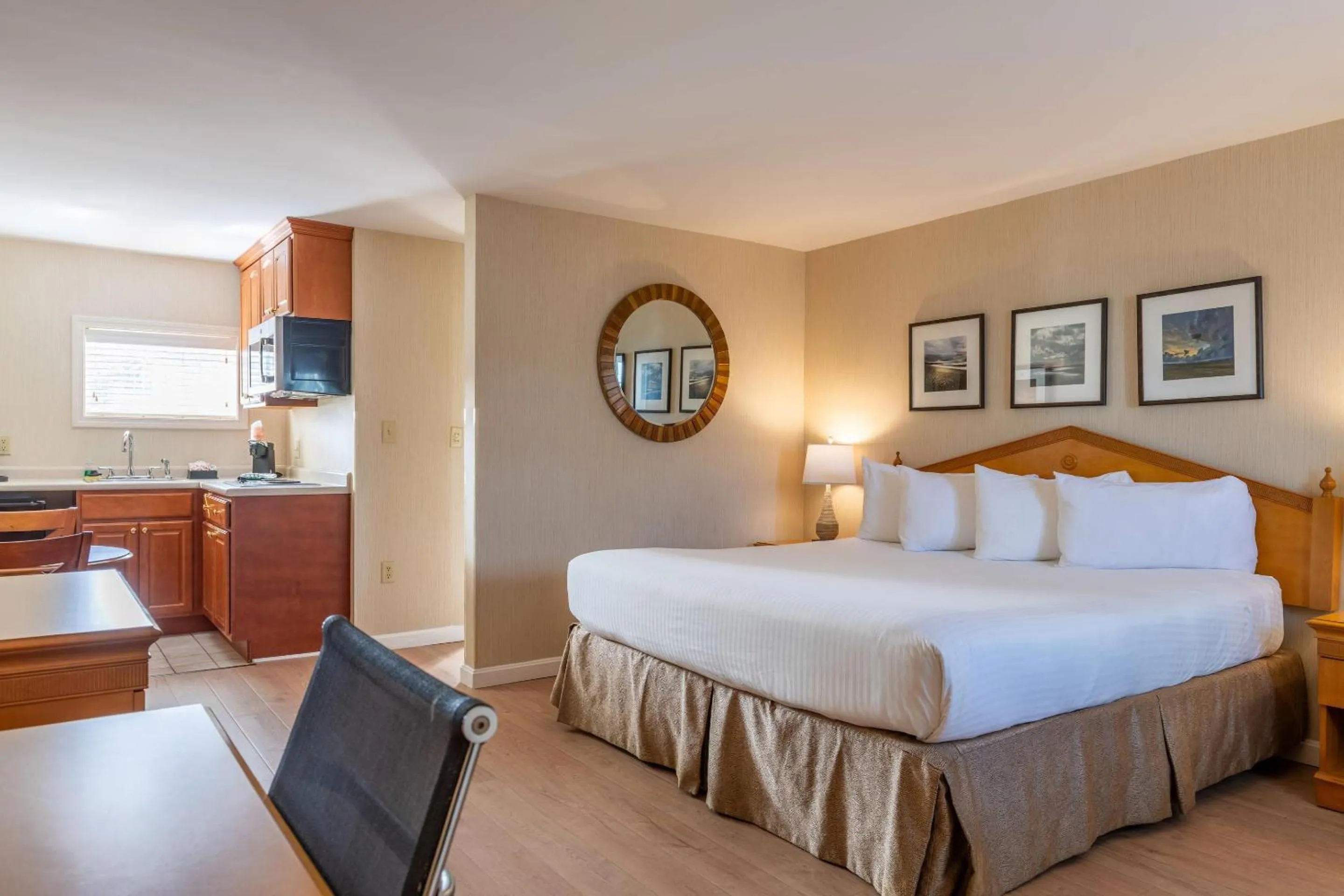 Bedroom, Bed in Port Inn and Suites Portsmouth, an Ascend Collection Hotel