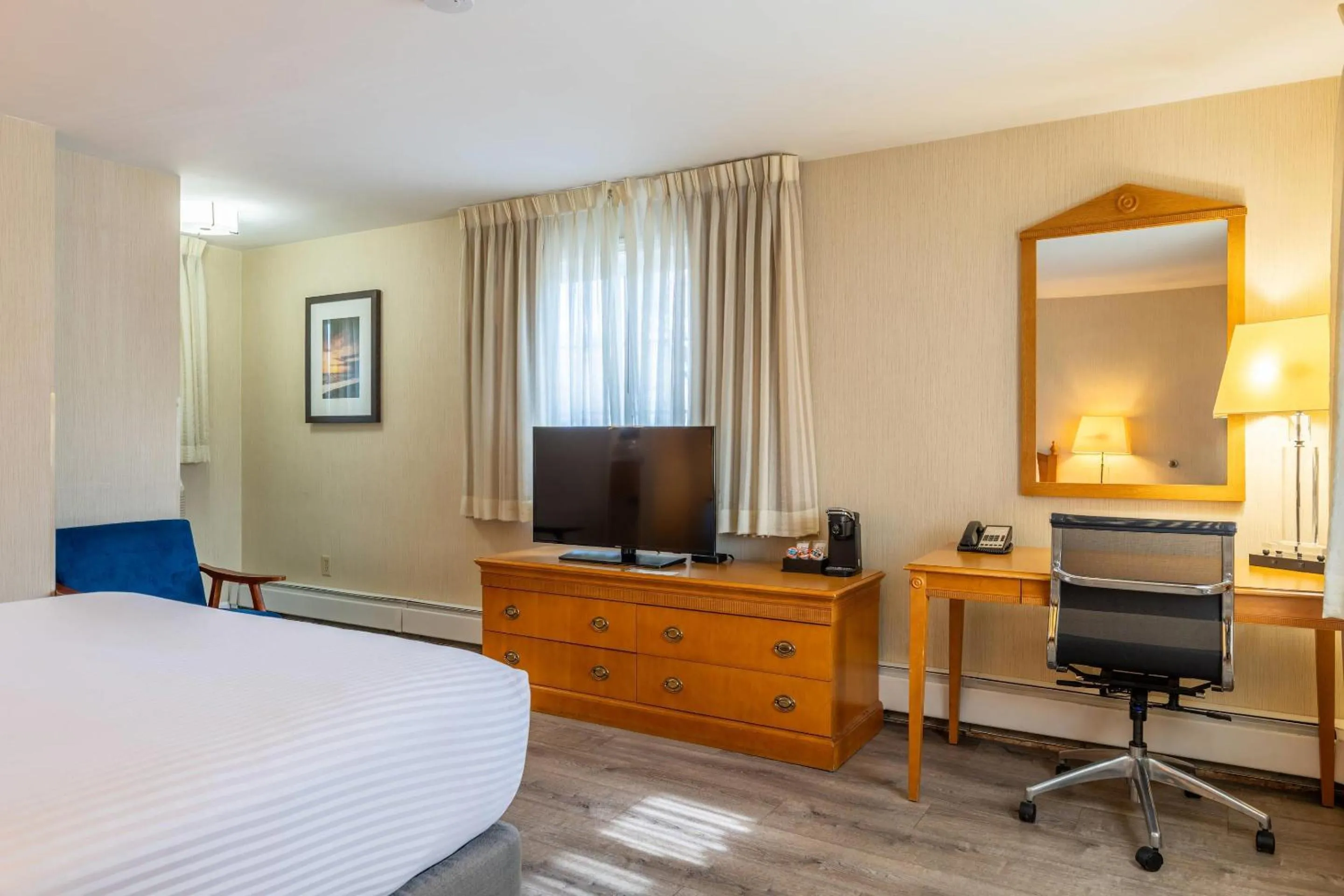 Bedroom, Bed in Port Inn and Suites Portsmouth, an Ascend Collection Hotel