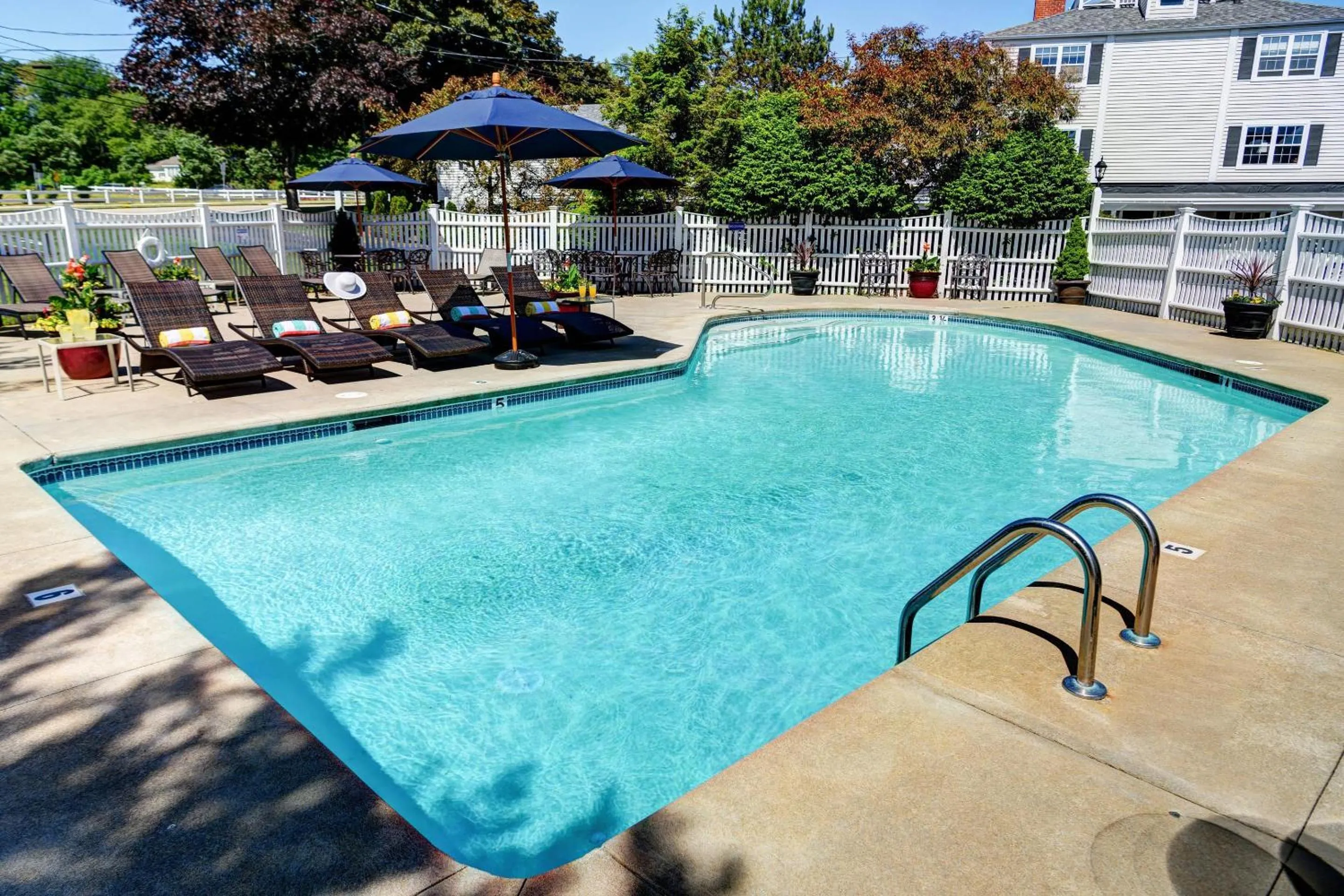 Swimming pool in Port Inn and Suites Portsmouth, an Ascend Collection Hotel