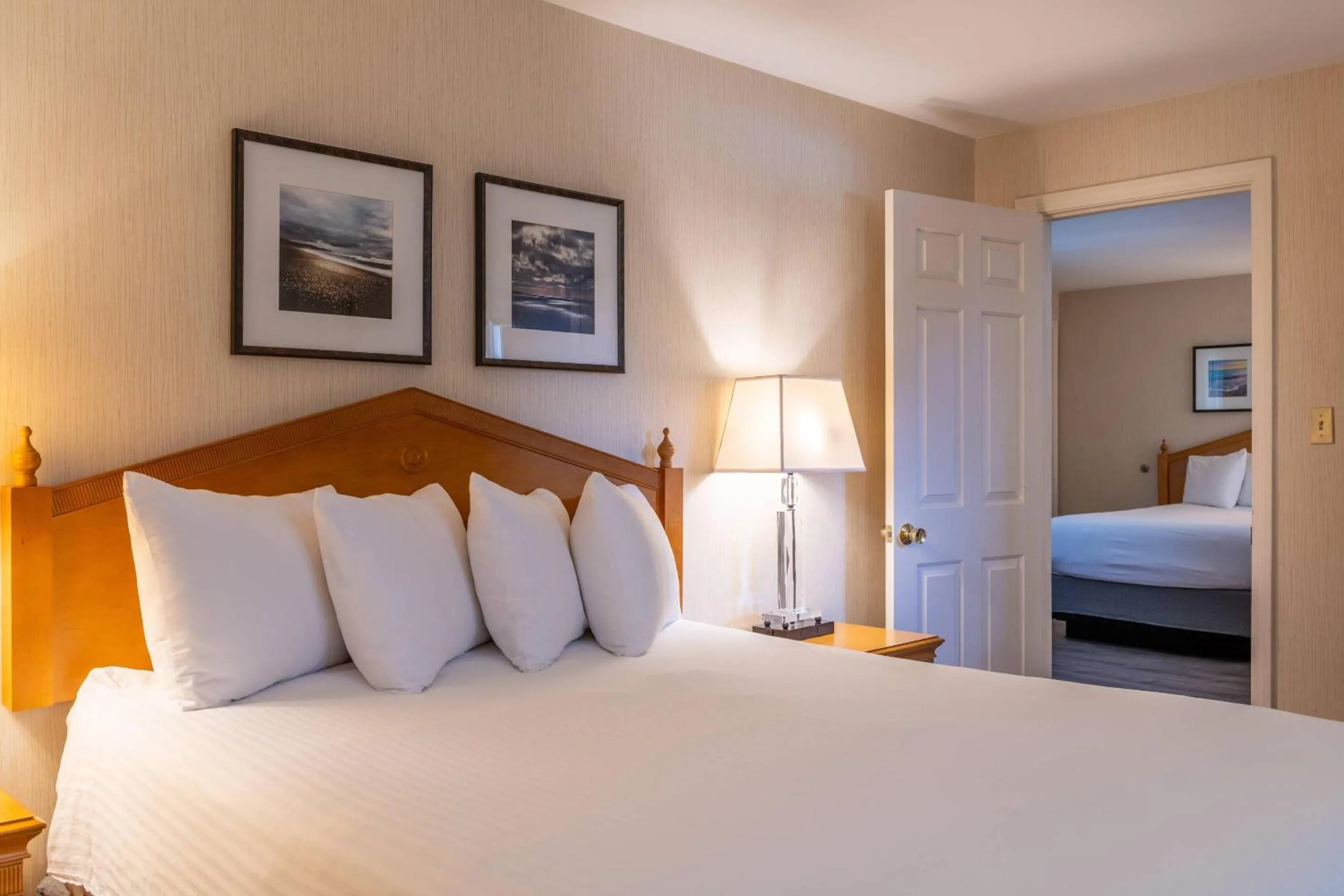 Bedroom, Bed in Port Inn and Suites Portsmouth, an Ascend Collection Hotel