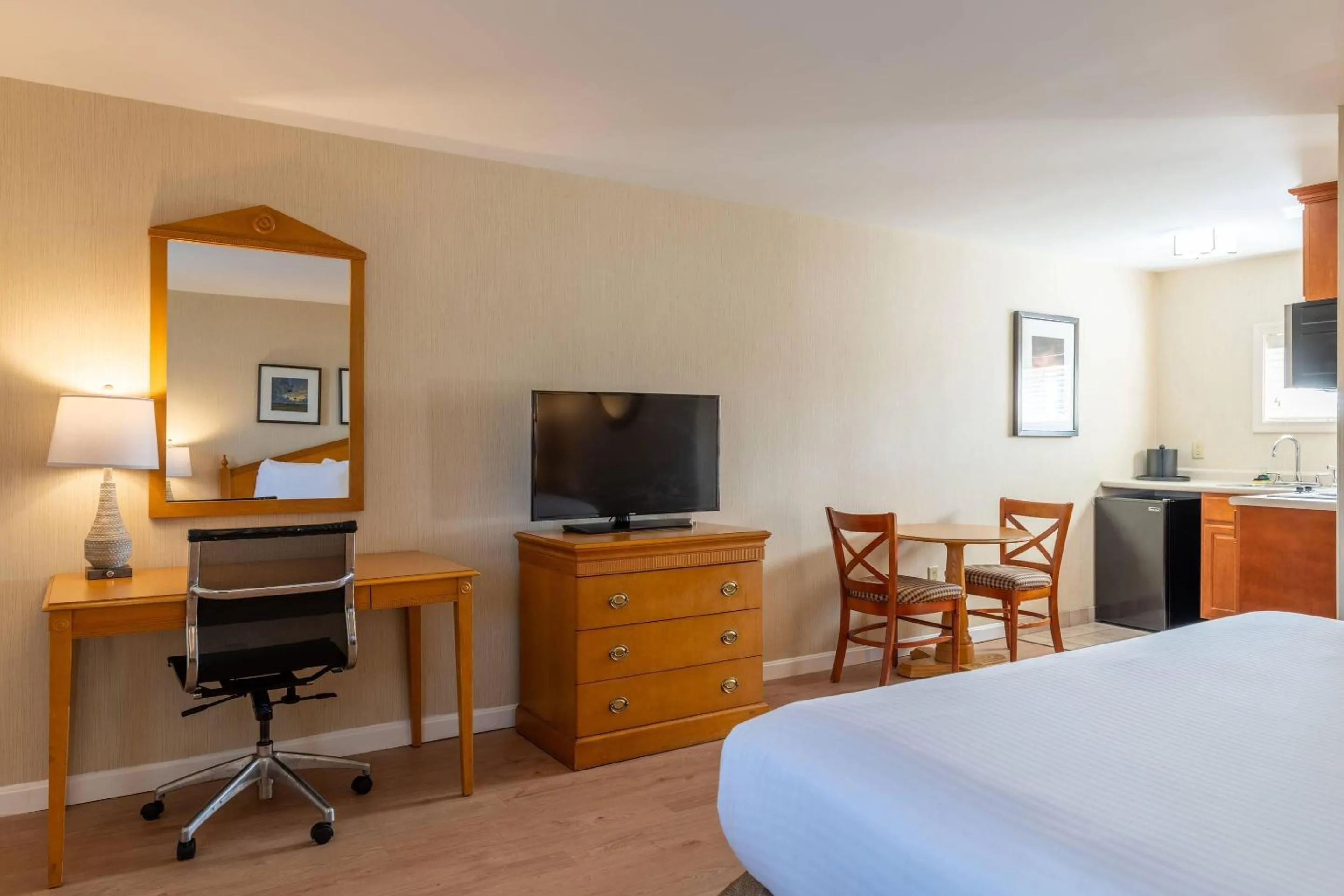 Bedroom, Bed in Port Inn and Suites Portsmouth, an Ascend Collection Hotel