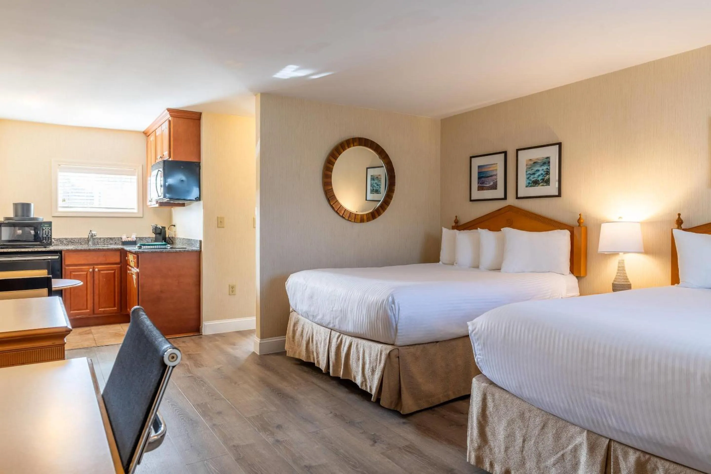 Bedroom, Bed in Port Inn and Suites Portsmouth, an Ascend Collection Hotel