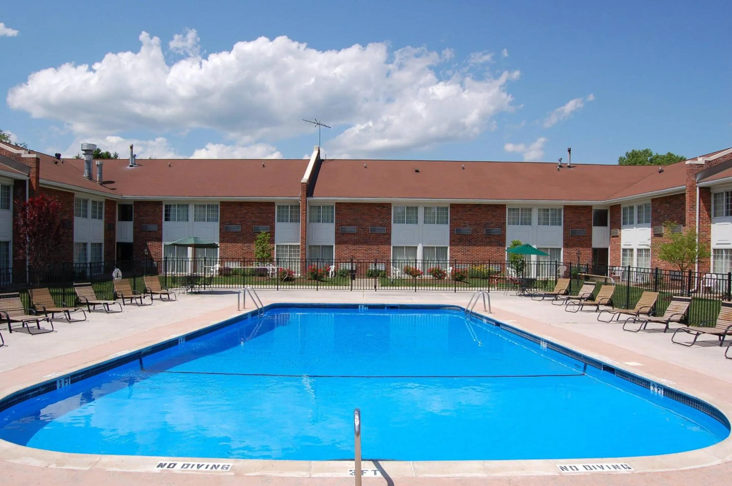 Swimming pool in Rodeway Inn & Suites East Windsor