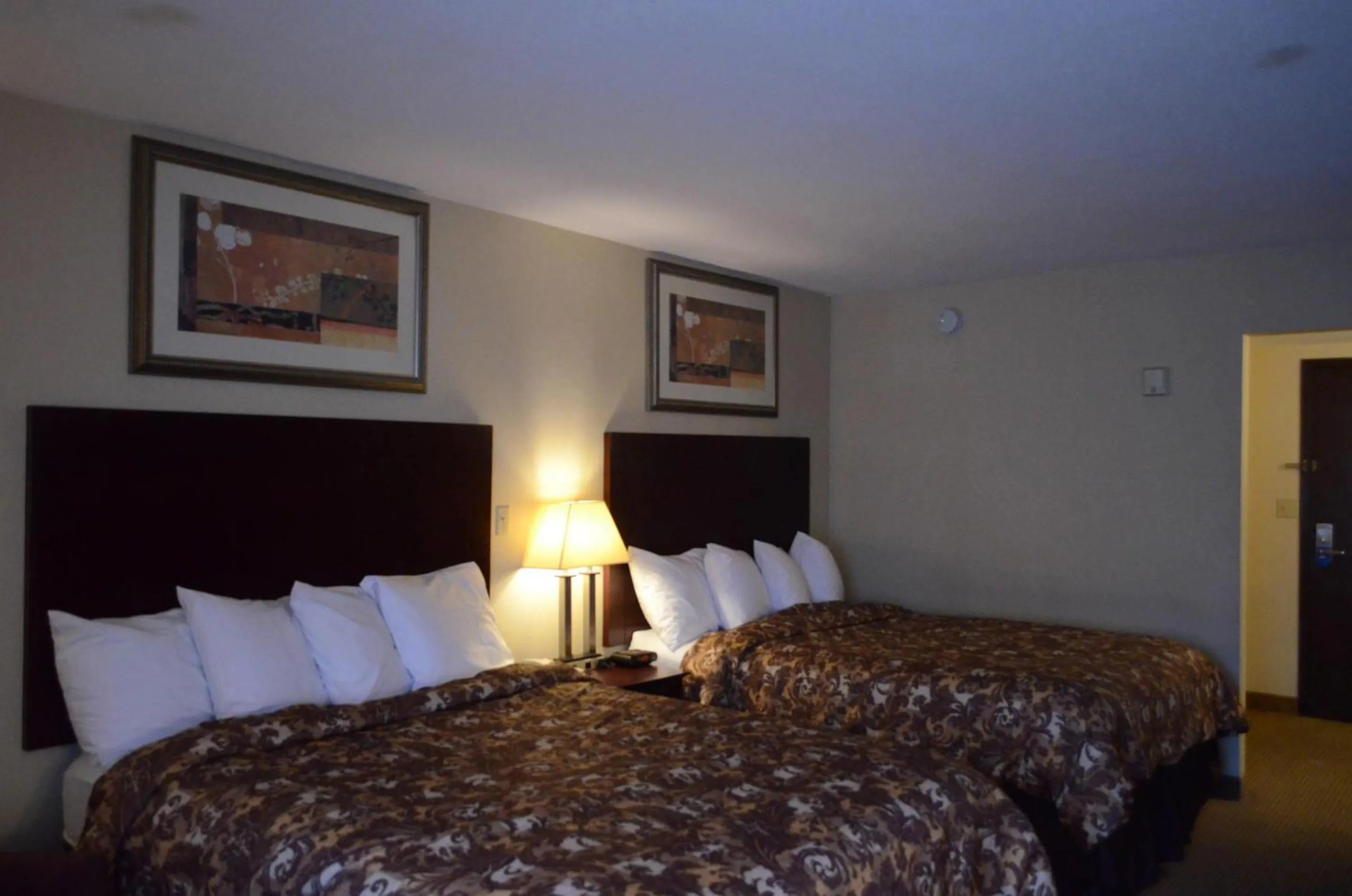 Bedroom, Bed in Rodeway Inn & Suites East Windsor