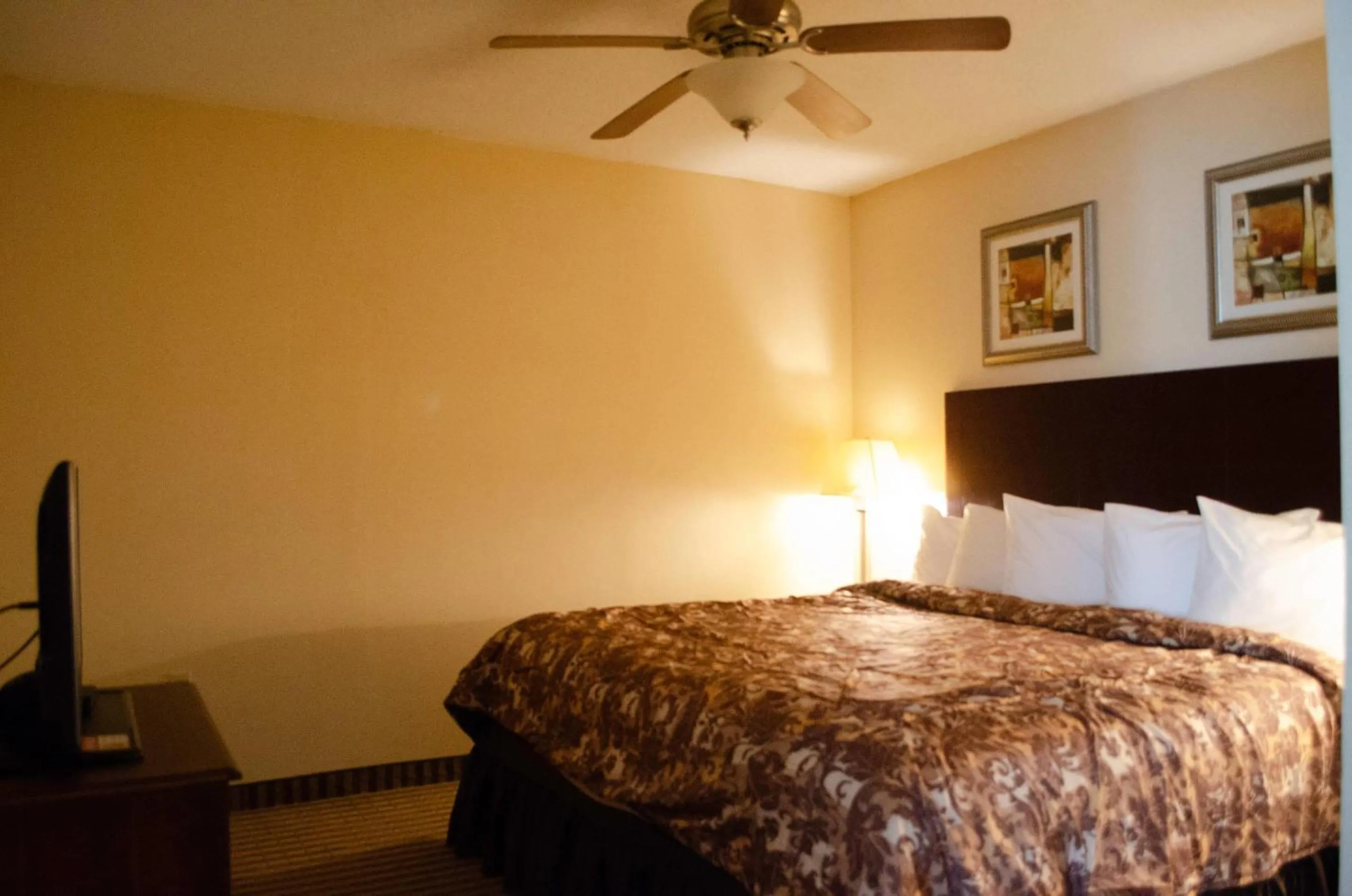 Bedroom, Bed in Rodeway Inn & Suites East Windsor