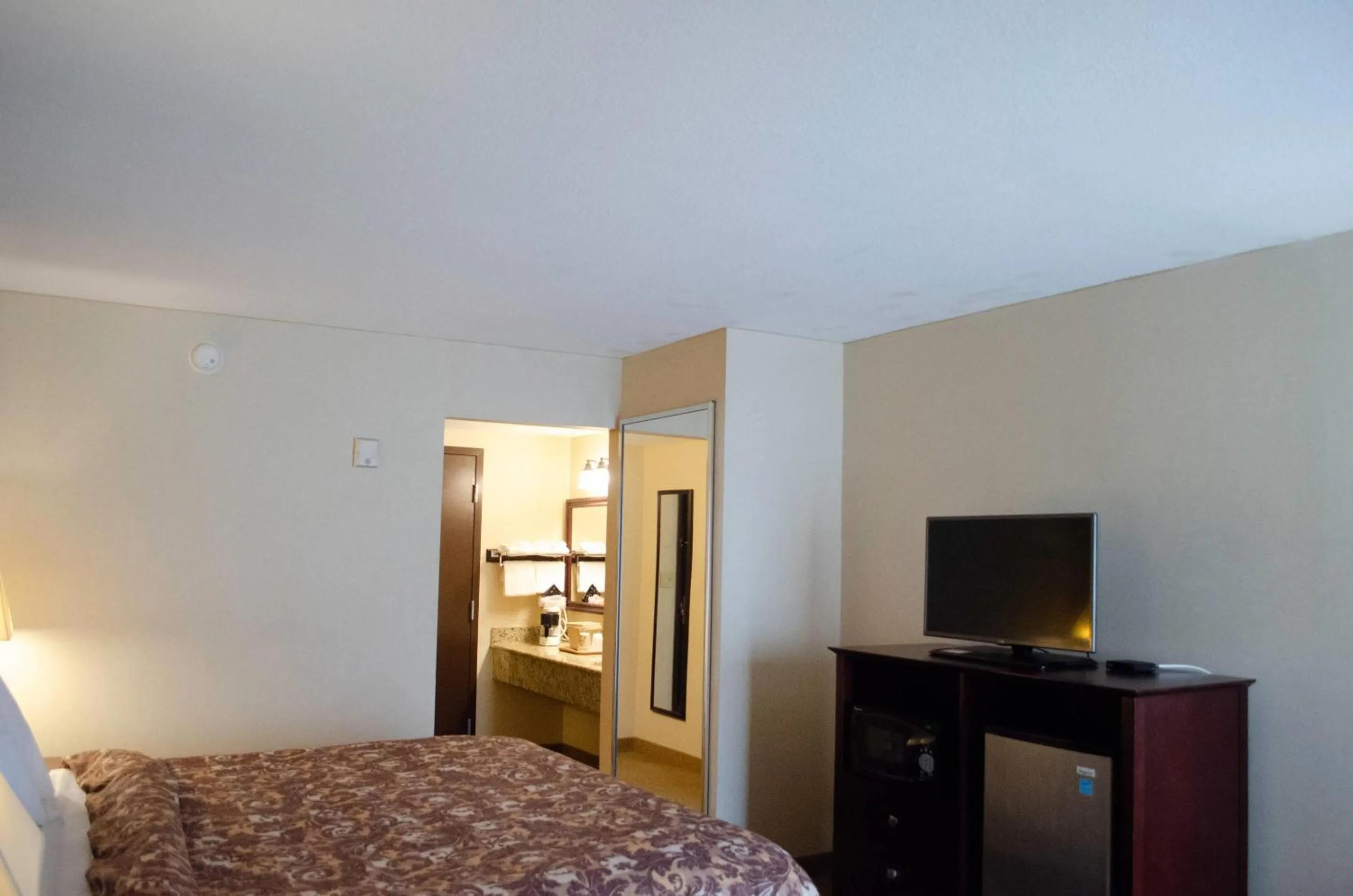 Bedroom, Bed in Rodeway Inn & Suites East Windsor