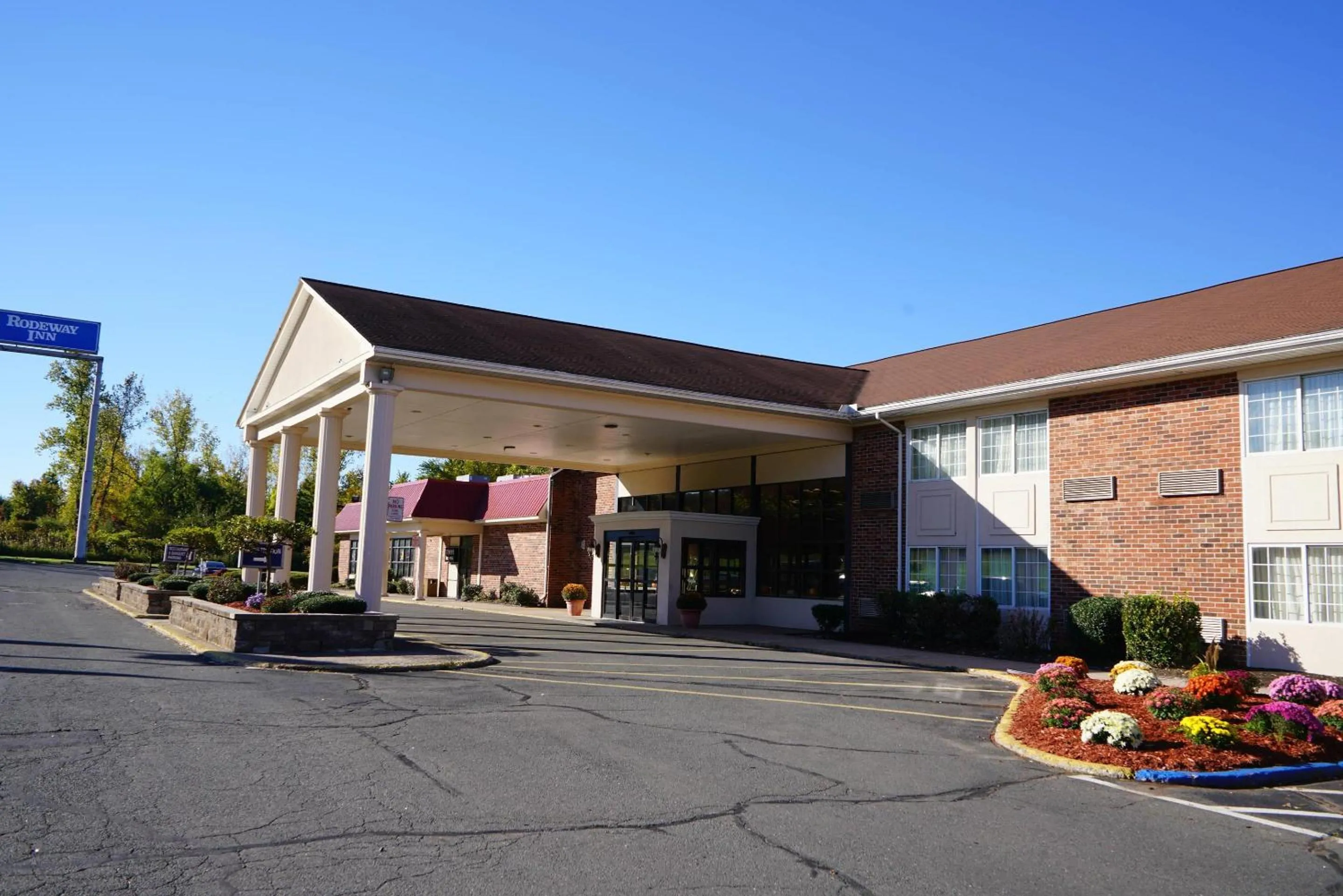 Property building in Rodeway Inn & Suites East Windsor