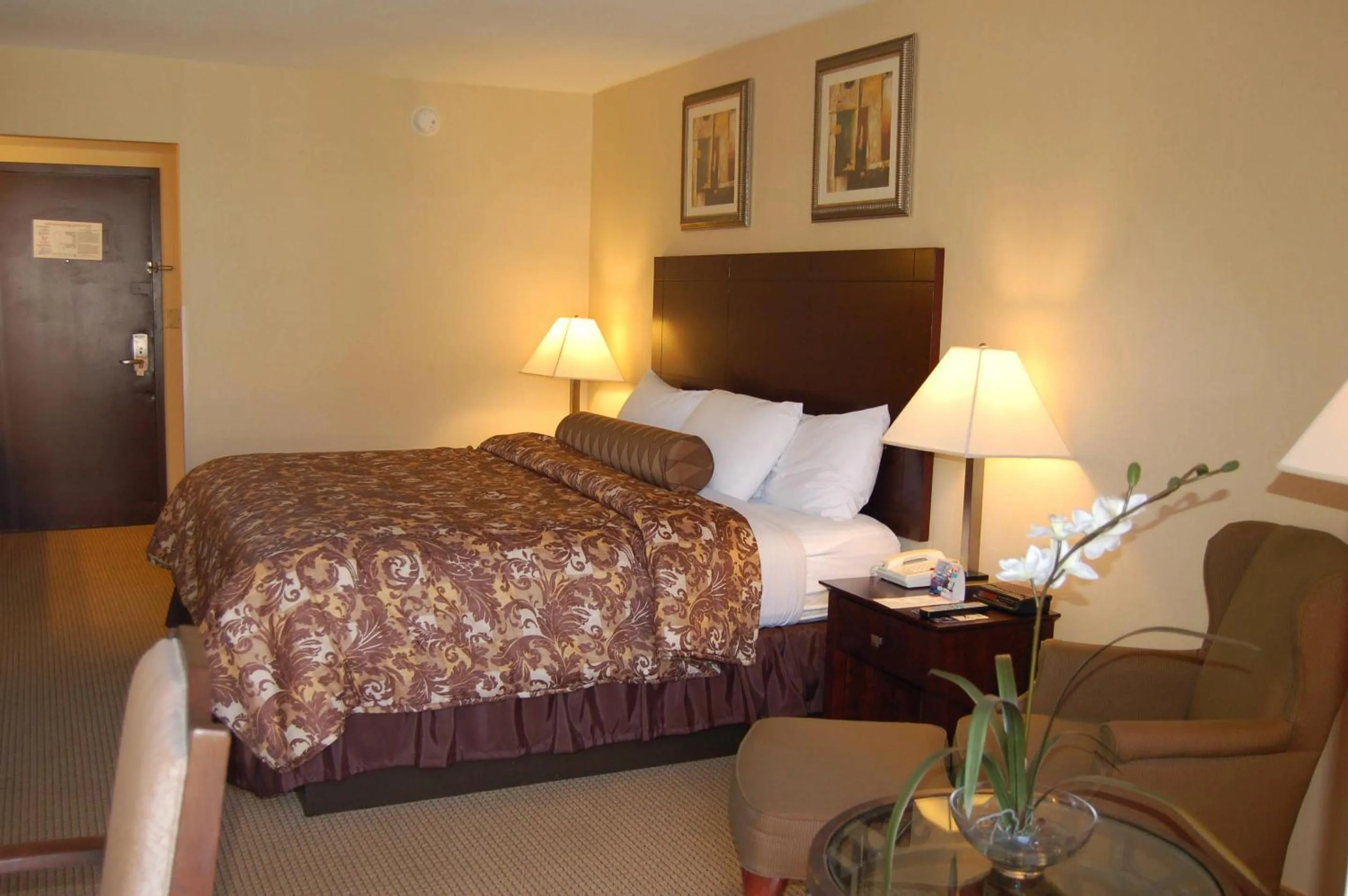 Bedroom, Bed in Rodeway Inn & Suites East Windsor
