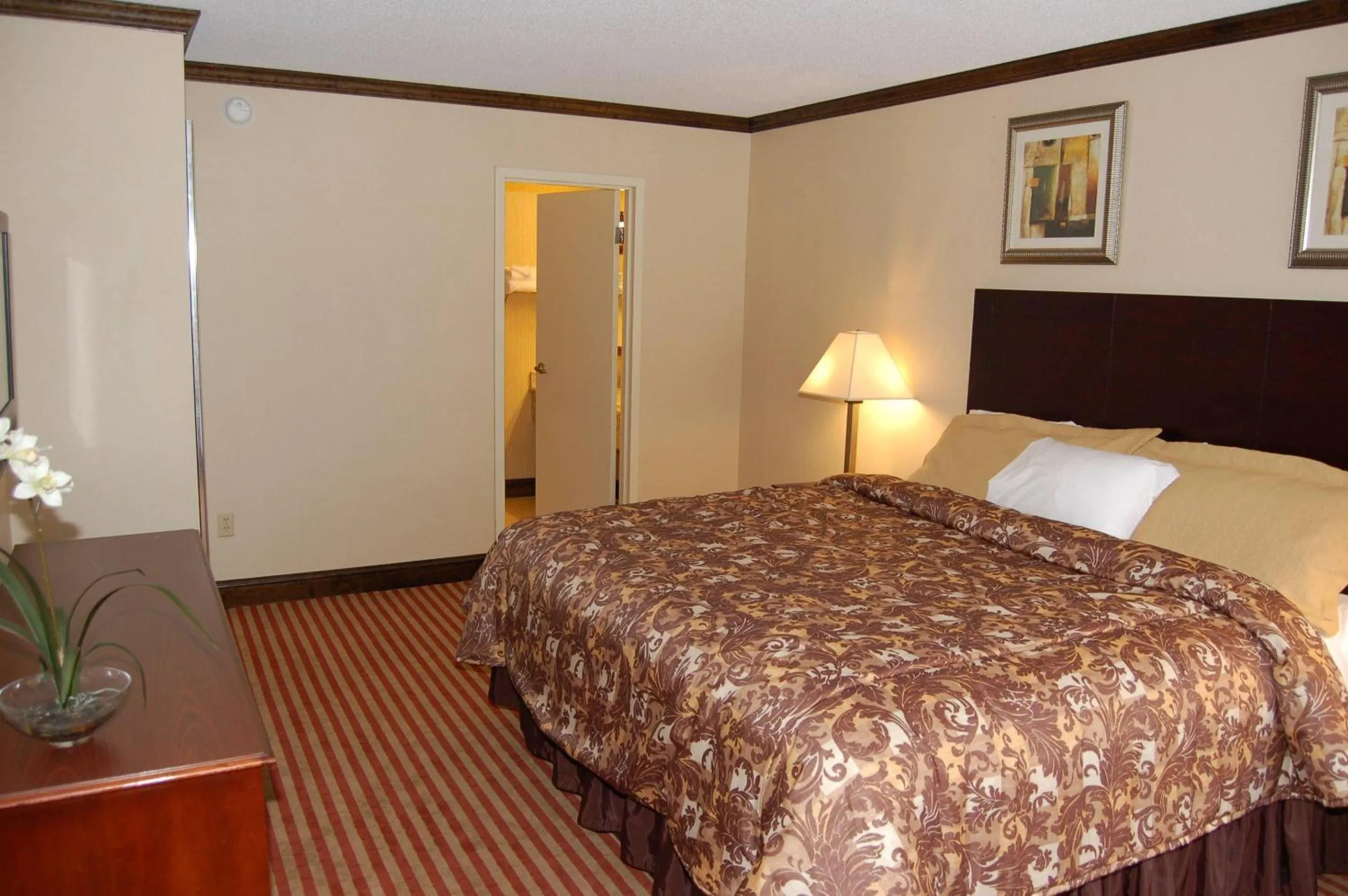 Bedroom, Bed in Rodeway Inn & Suites East Windsor