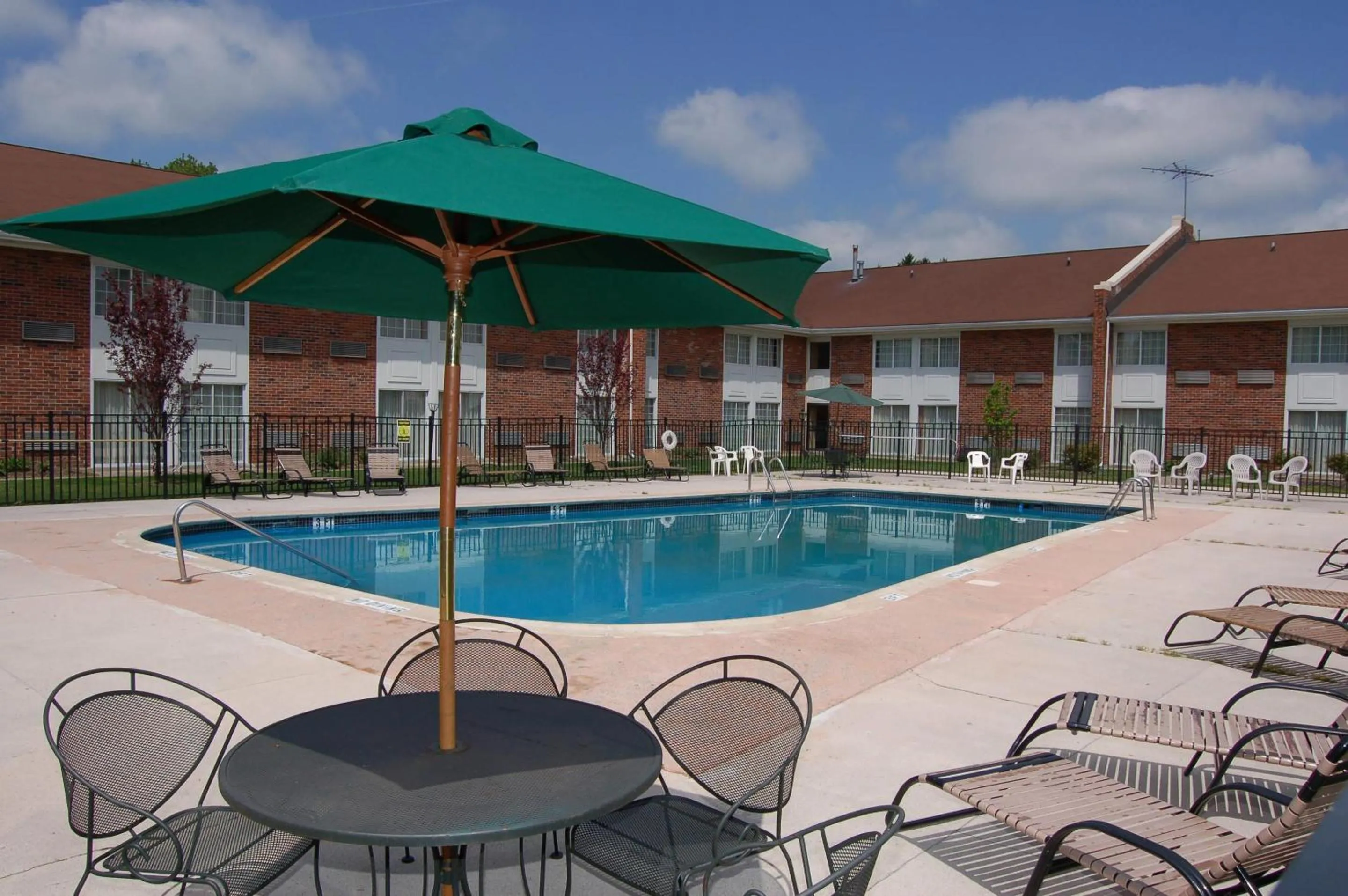 Swimming pool in Rodeway Inn & Suites East Windsor
