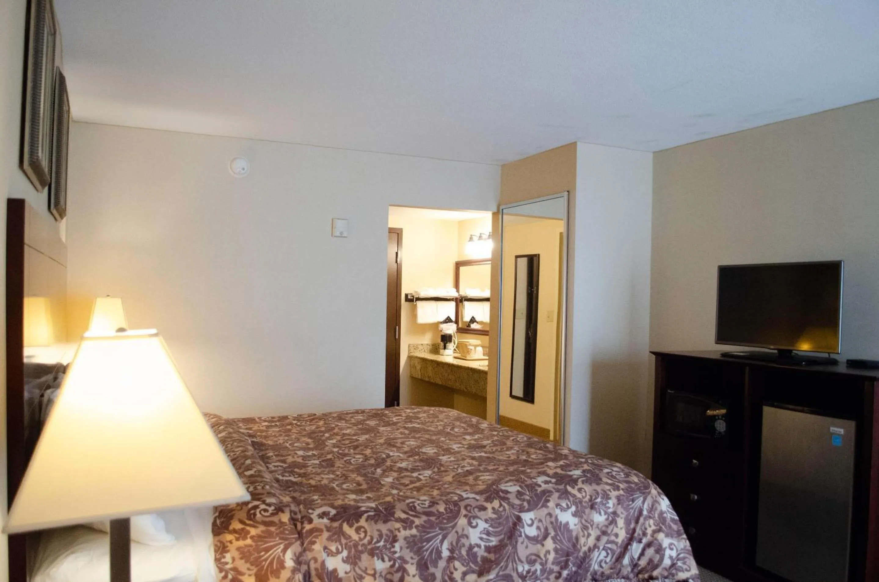 Bedroom, Bed in Rodeway Inn & Suites East Windsor