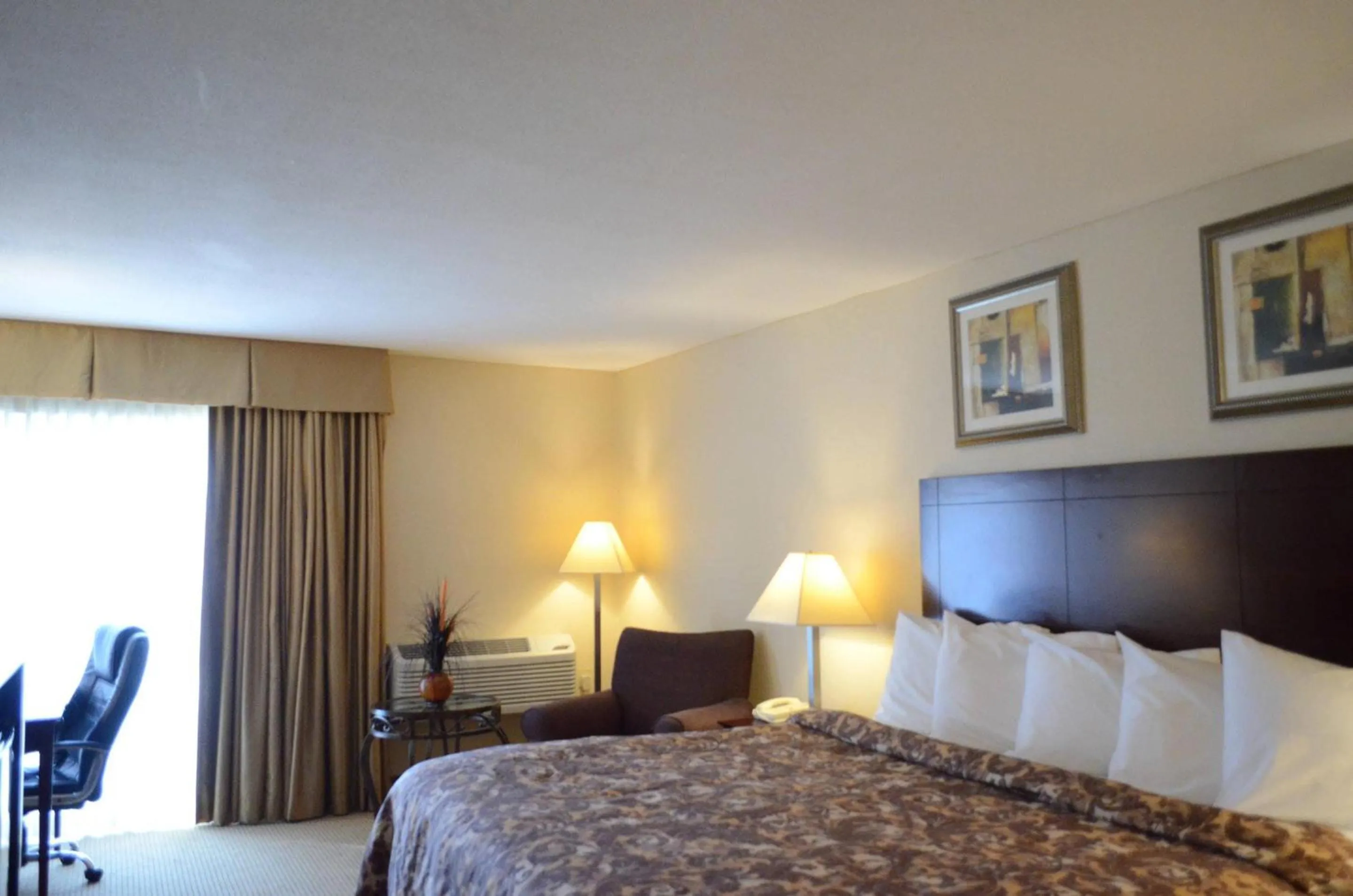 Bedroom, Bed in Rodeway Inn & Suites East Windsor