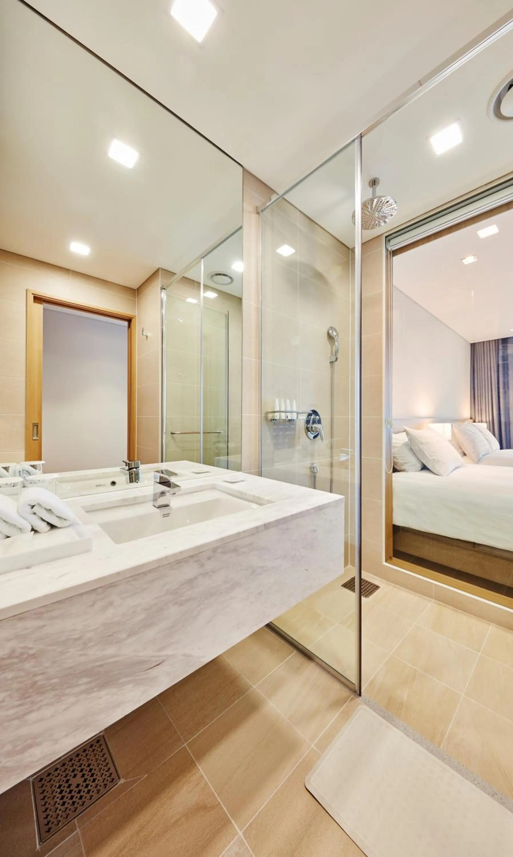 Bathroom, Bed in Skybay Hotel Gyeongpo