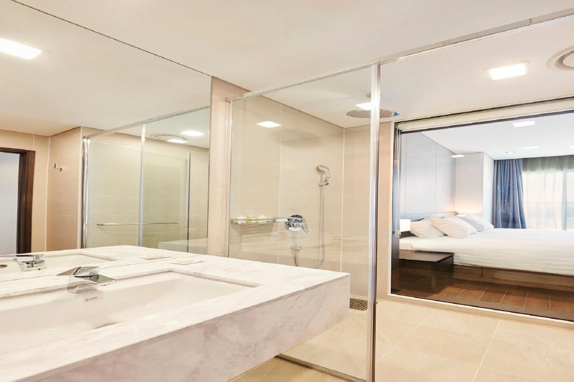 Bathroom, Bed in Skybay Hotel Gyeongpo