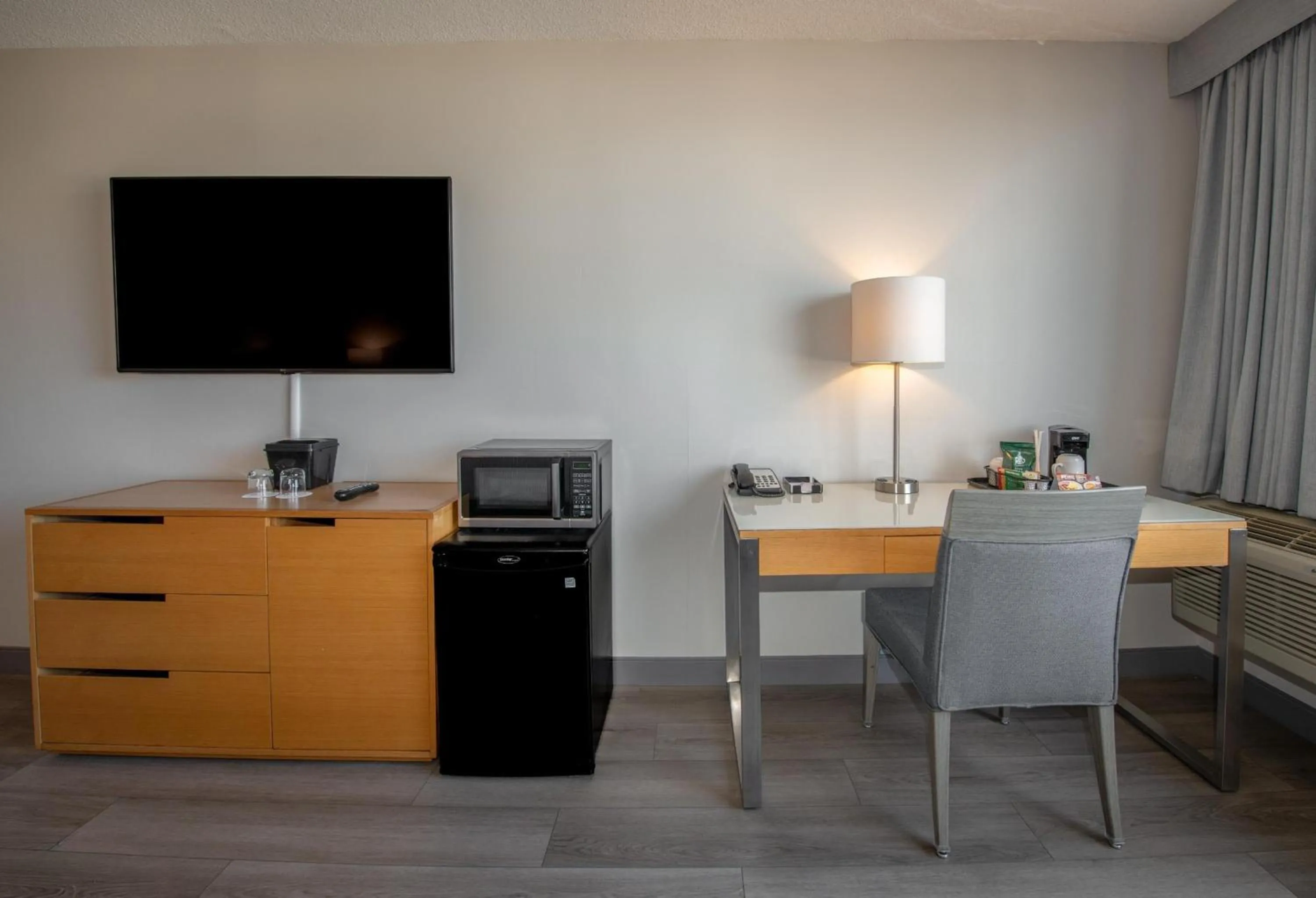 Bedroom in Coast Chilliwack Hotel by APA