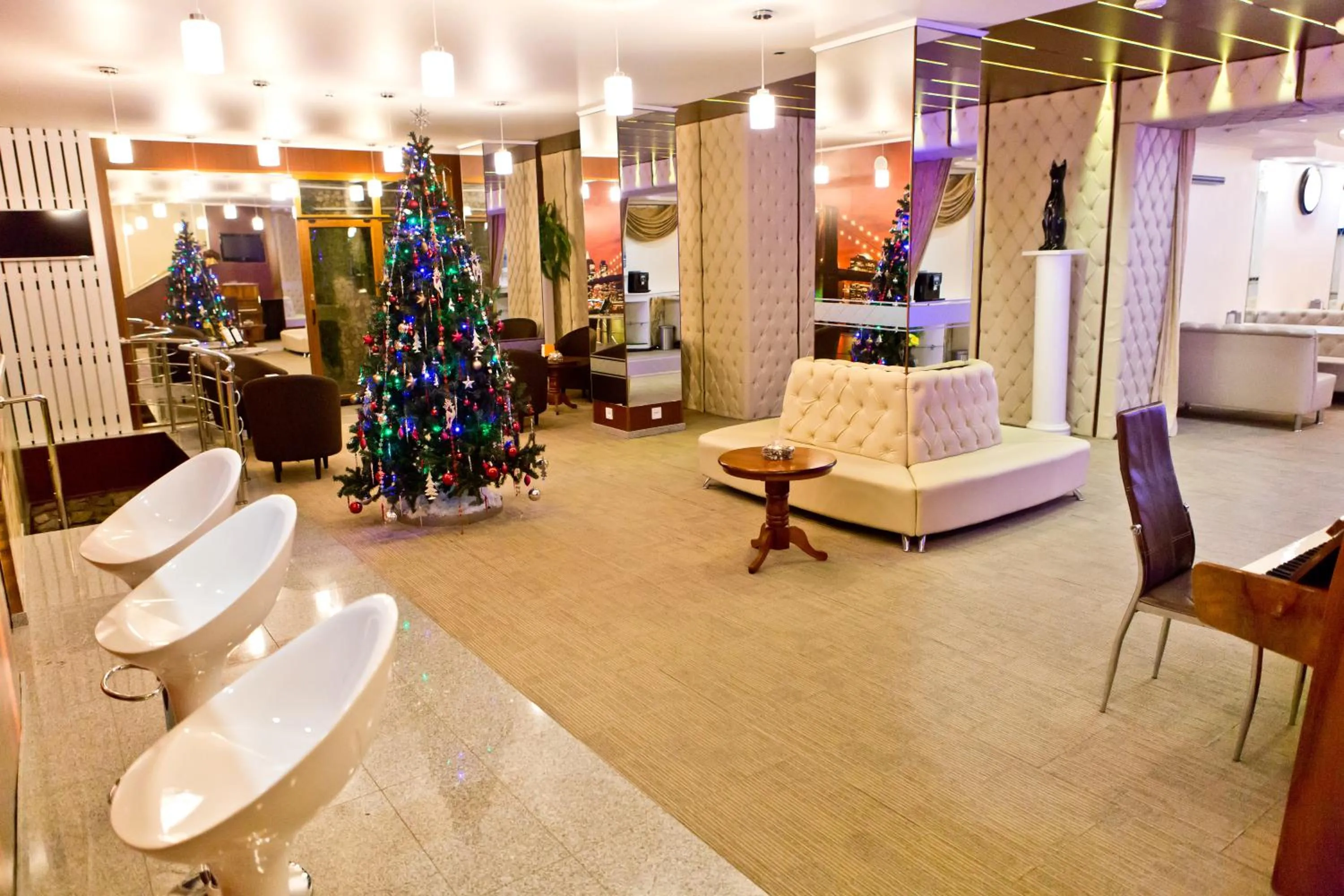 Communal lounge/ TV room in Hotel Olsi