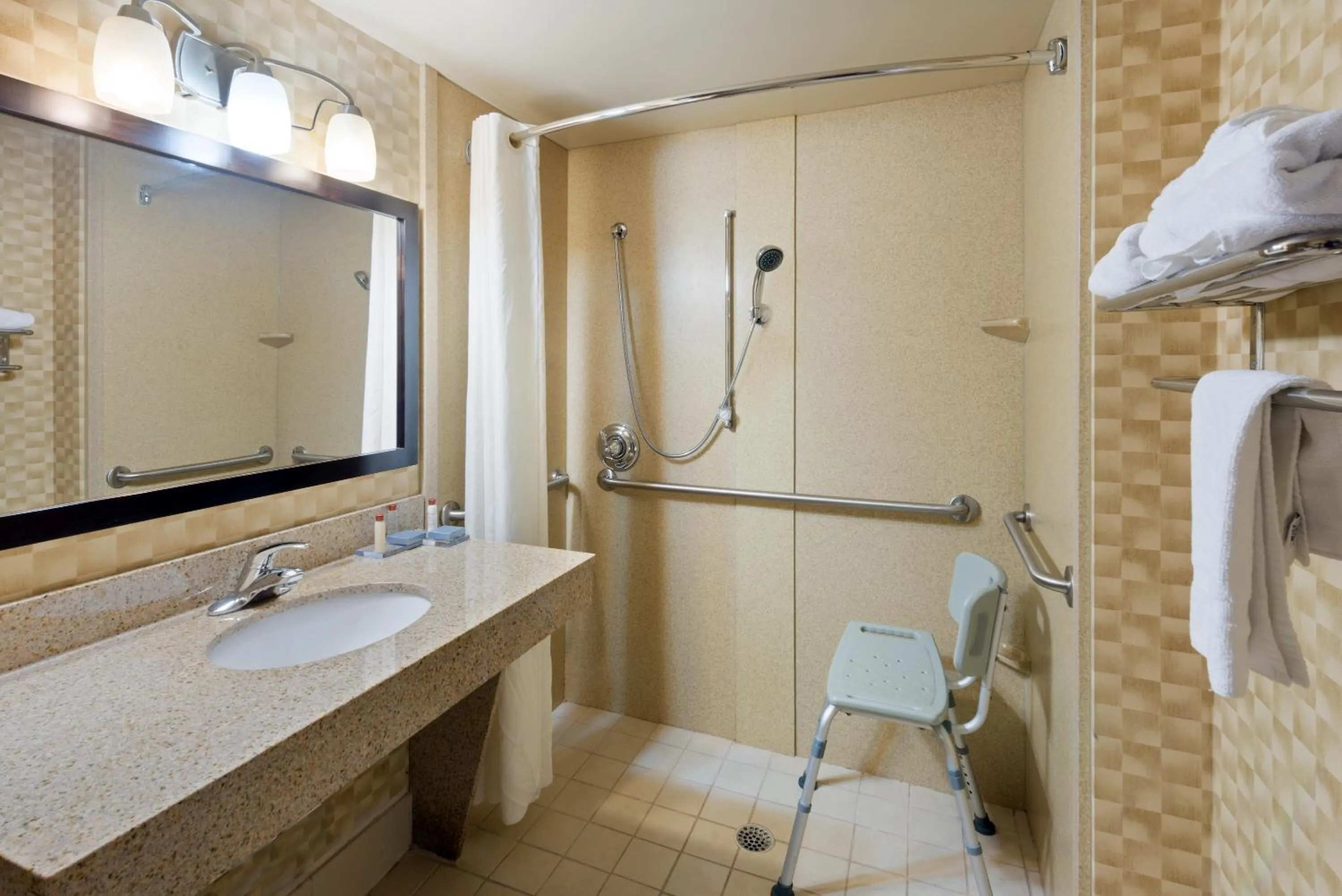 Bathroom in Wingate by Wyndham Erlanger - Florence - Cincinnati South
