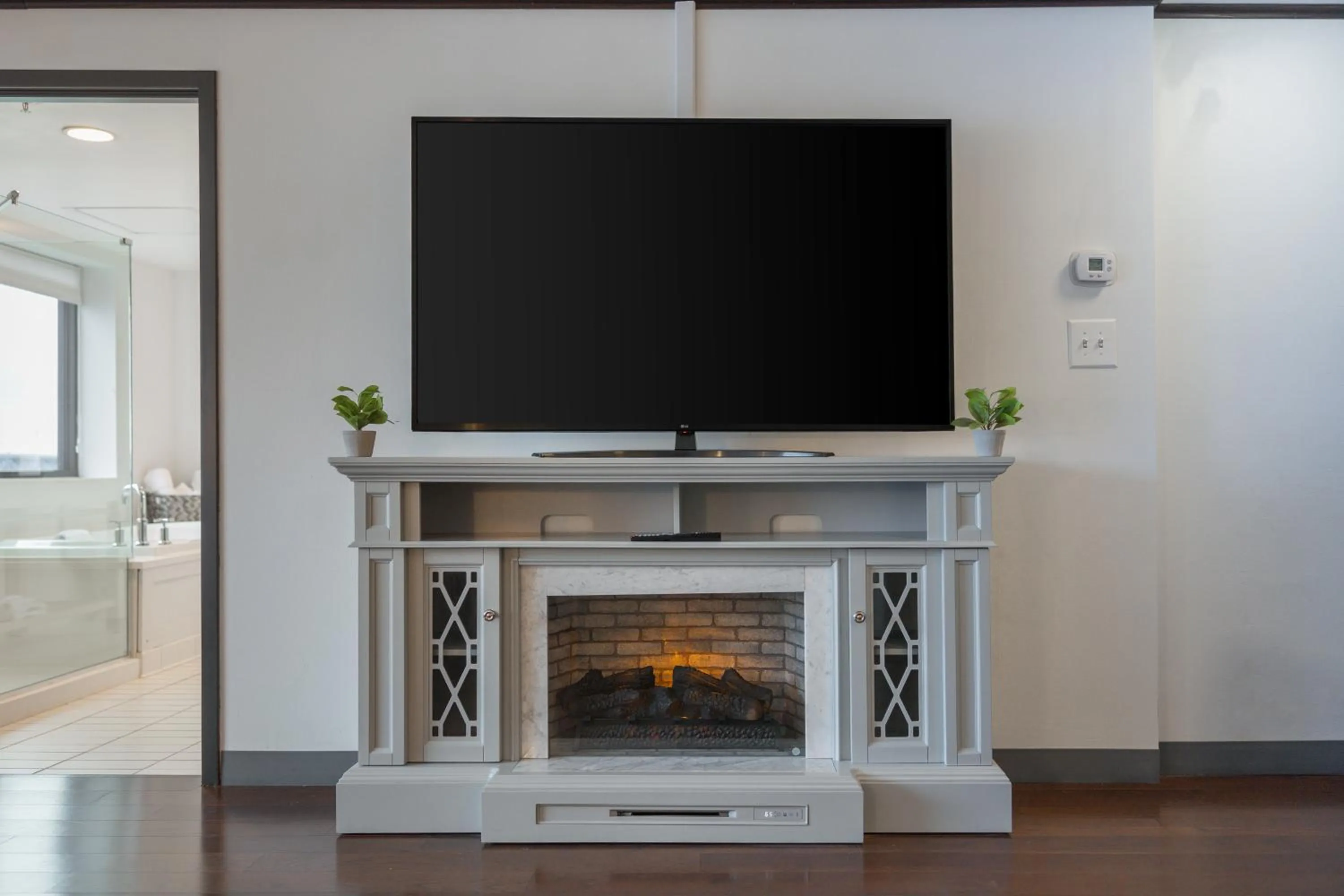 Photo of the whole room in Niagara Riverside Resort; BW Premier Collection