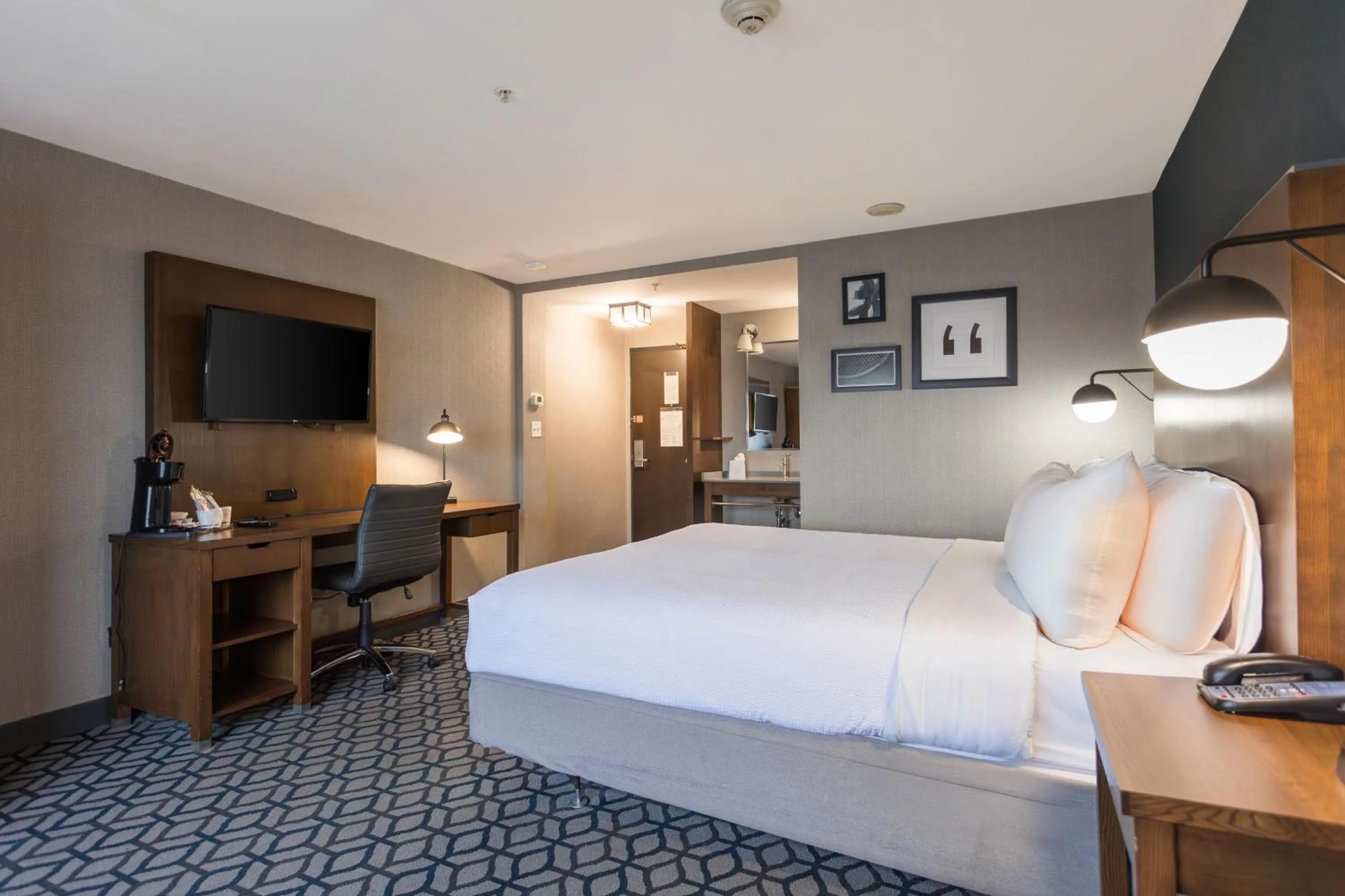 Bed in Niagara Riverside Resort; BW Premier Collection