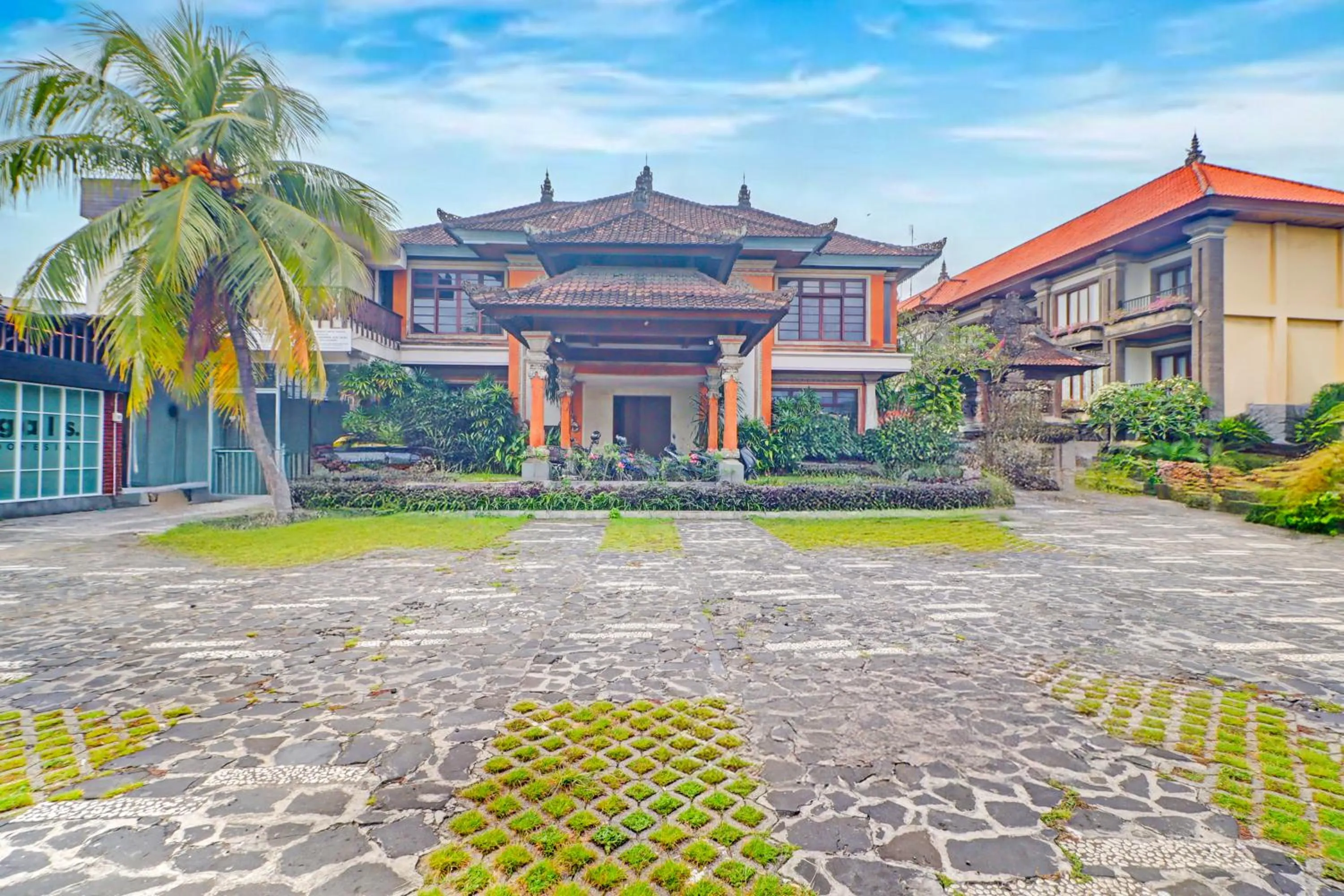 Facade/entrance in Collection O Bali near Sanur Beach formerly Akarsa Transit