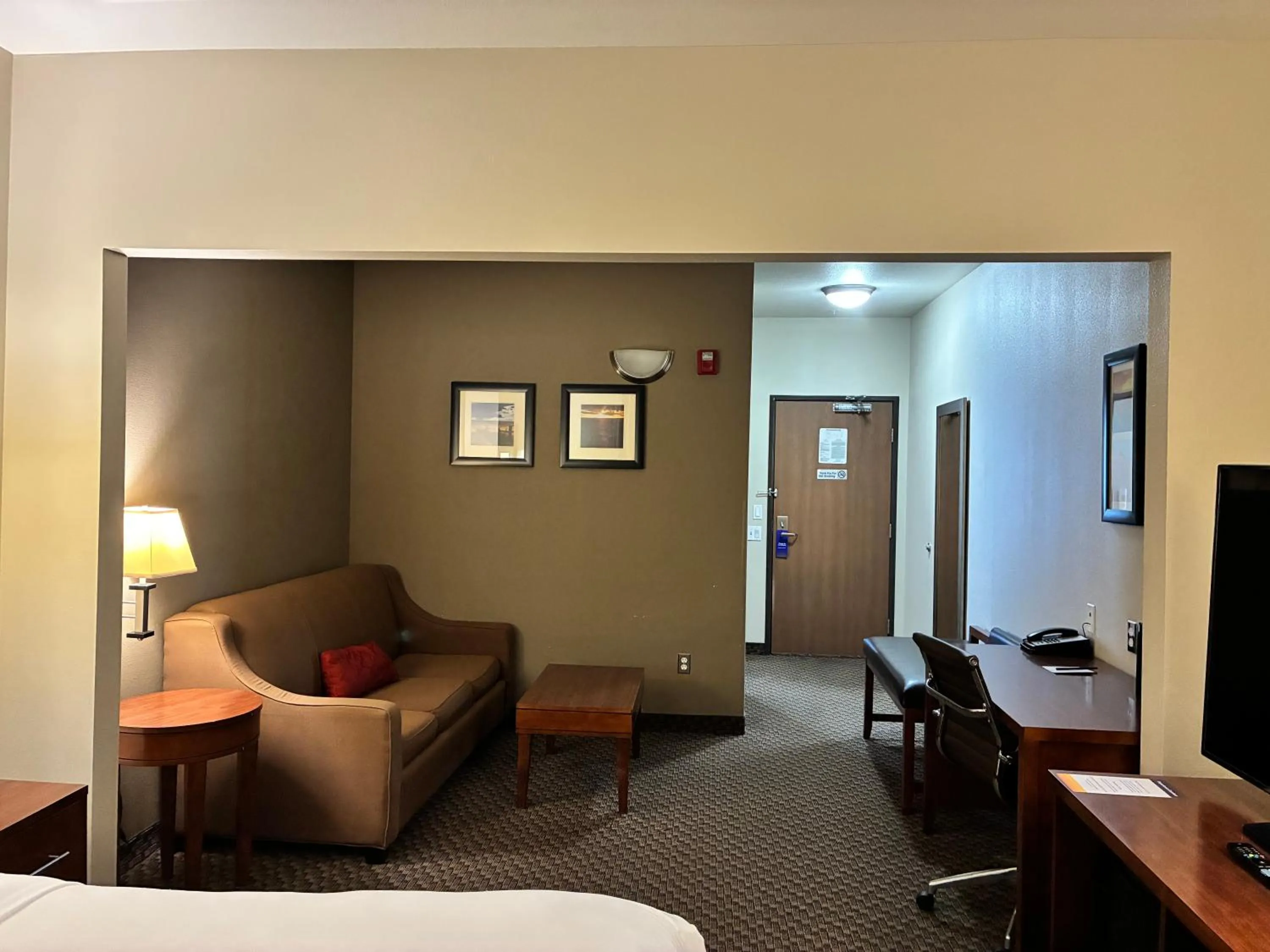 Living room, Bed in Comfort Inn & Suites Sterling