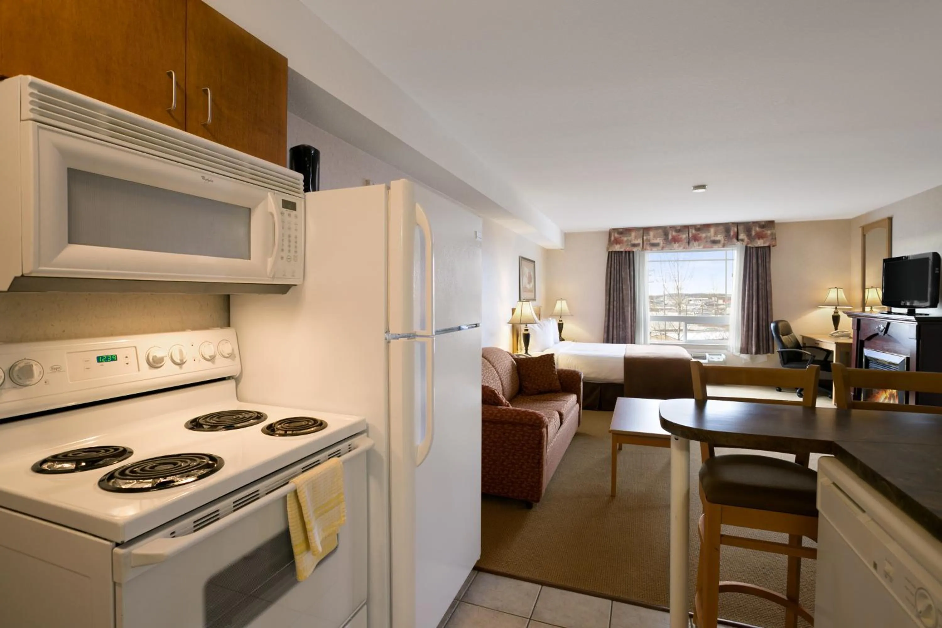 Kitchen or kitchenette in Super 8 by Wyndham Fort Nelson BC