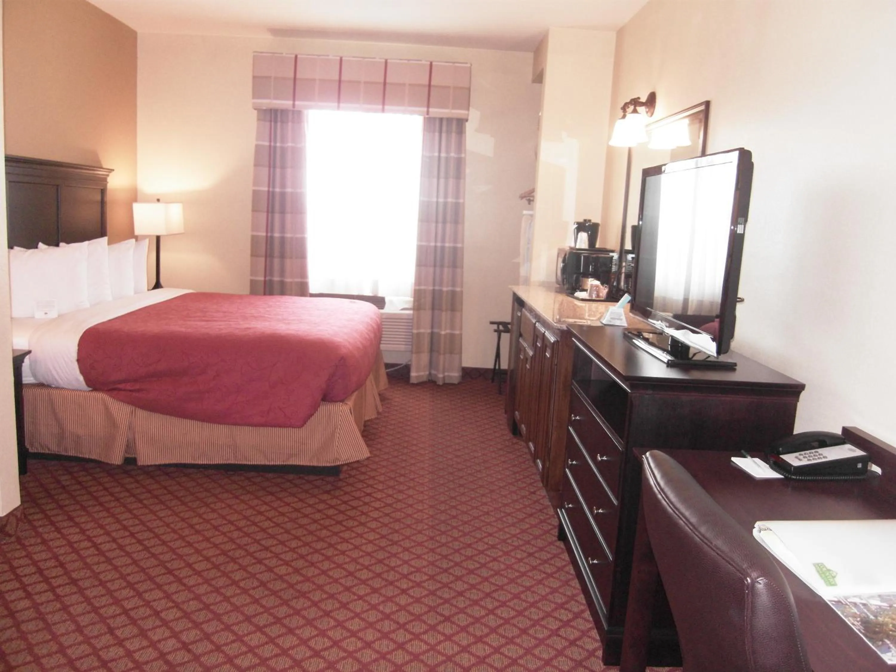 Photo of the whole room, Bed in Country Inn & Suites by Radisson, Oklahoma City at Northwest Expressway, OK