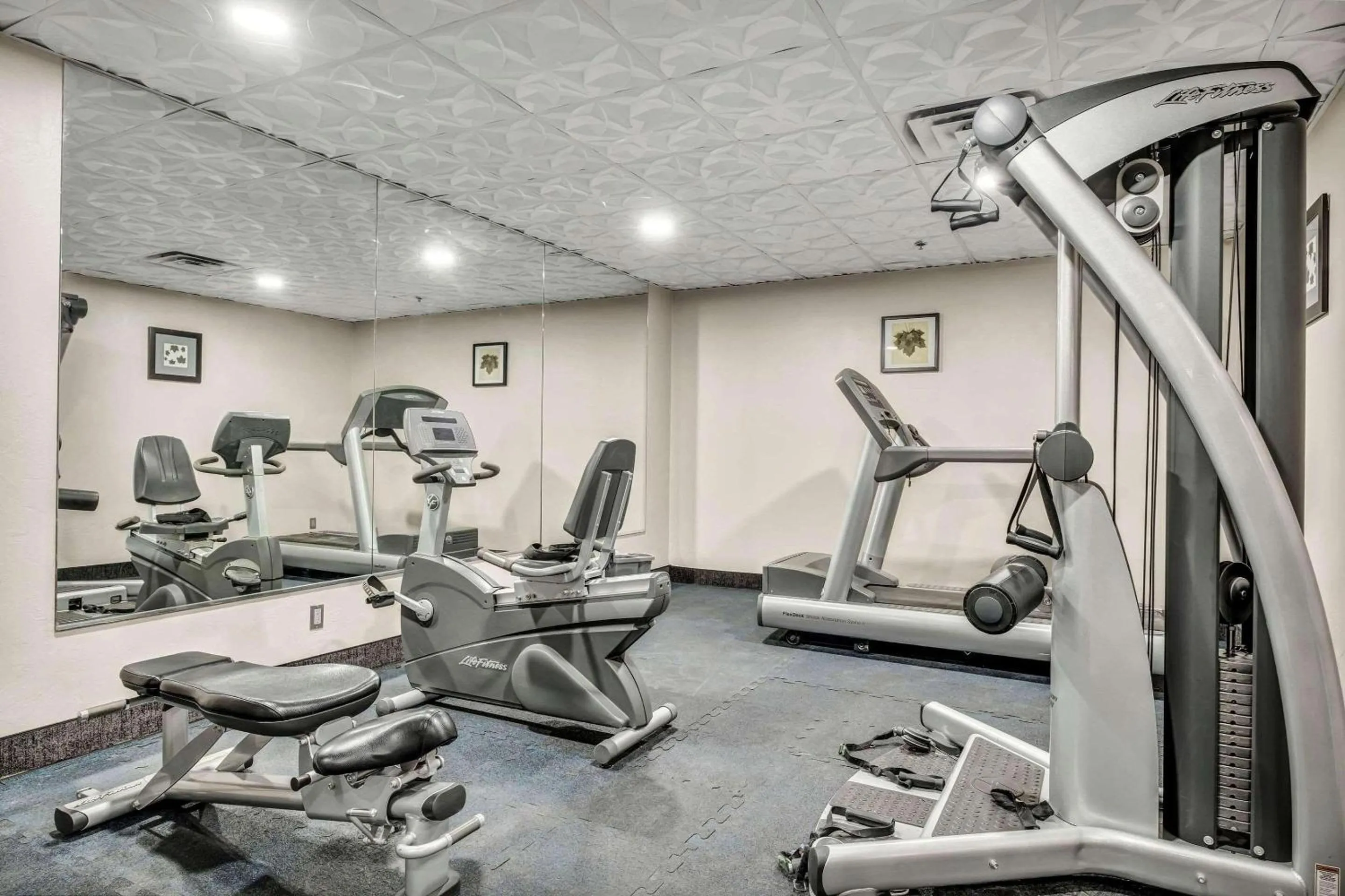Fitness centre/facilities in Country Inn & Suites by Radisson, Oklahoma City at Northwest Expressway, OK