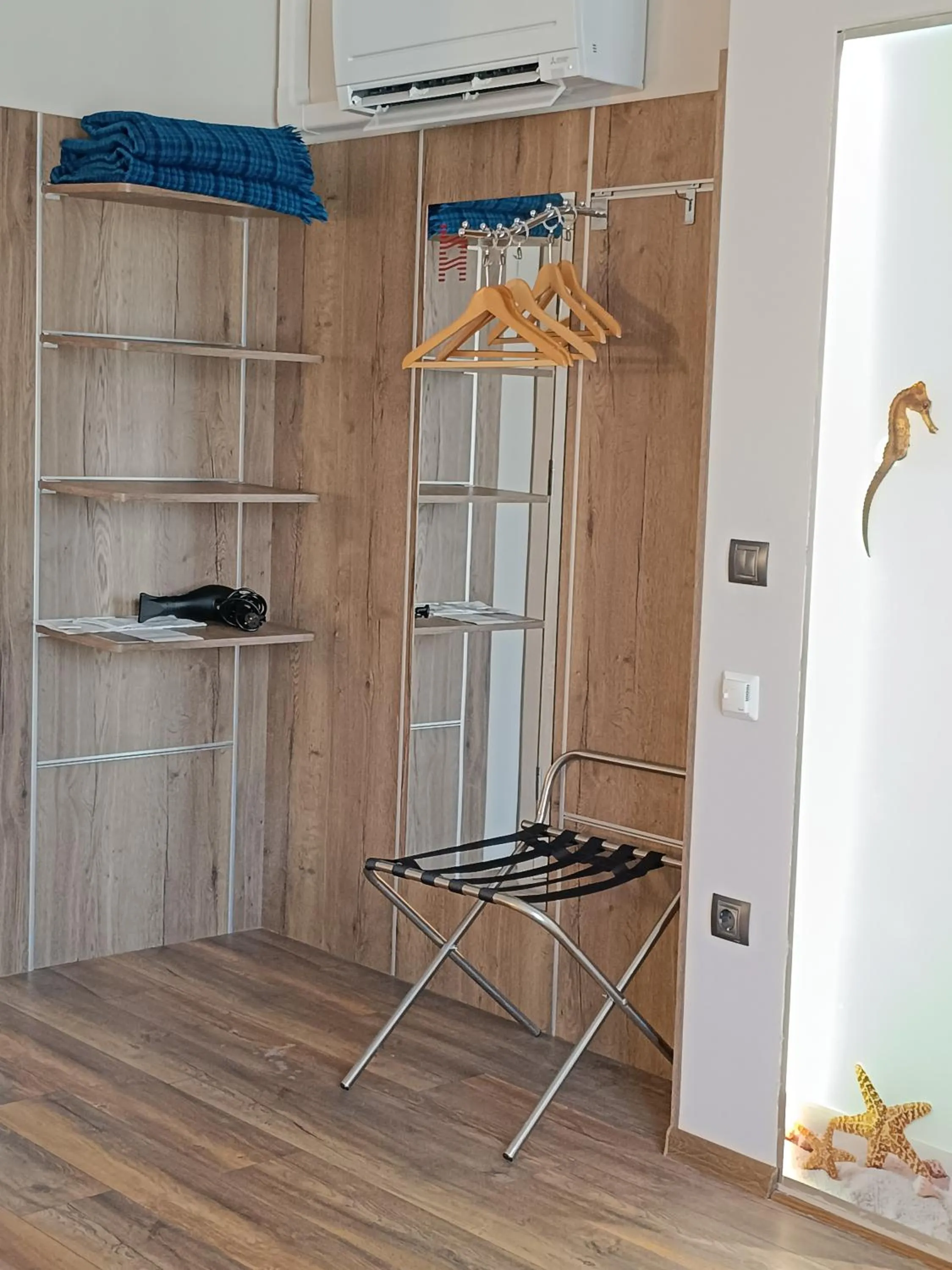 wardrobe in Hugo Hotel