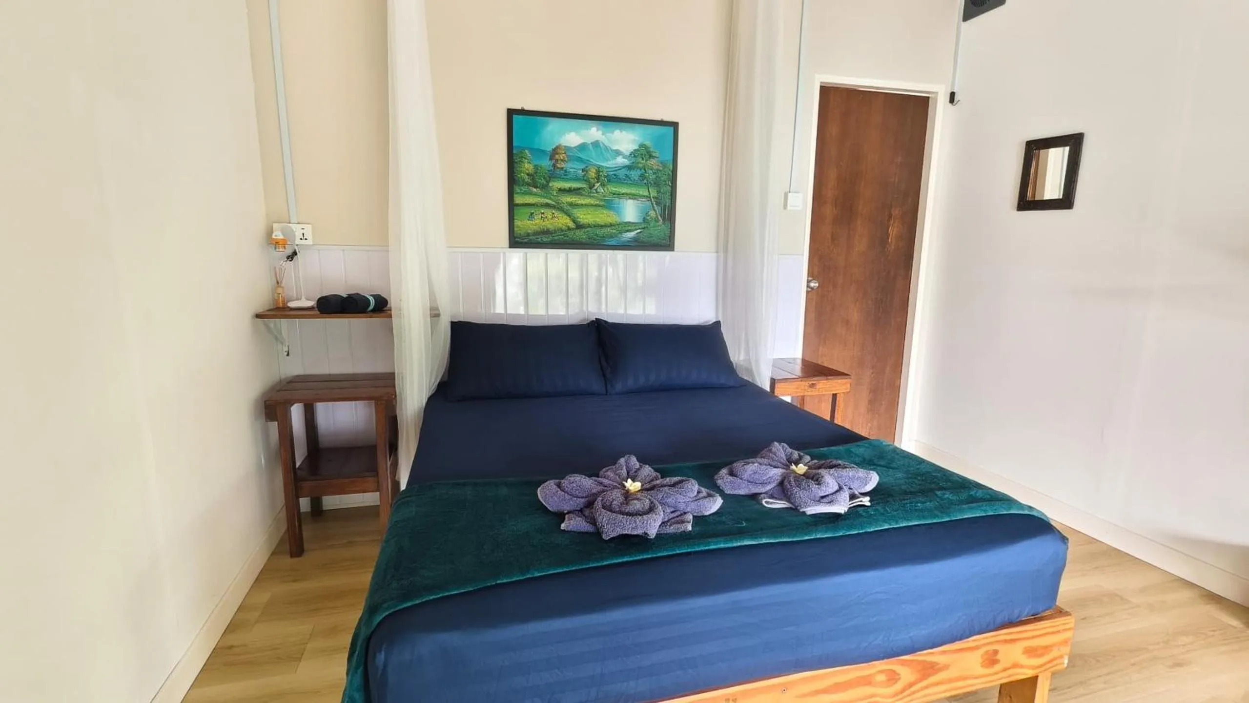 Bedroom, Bed in Bigfin beach resort