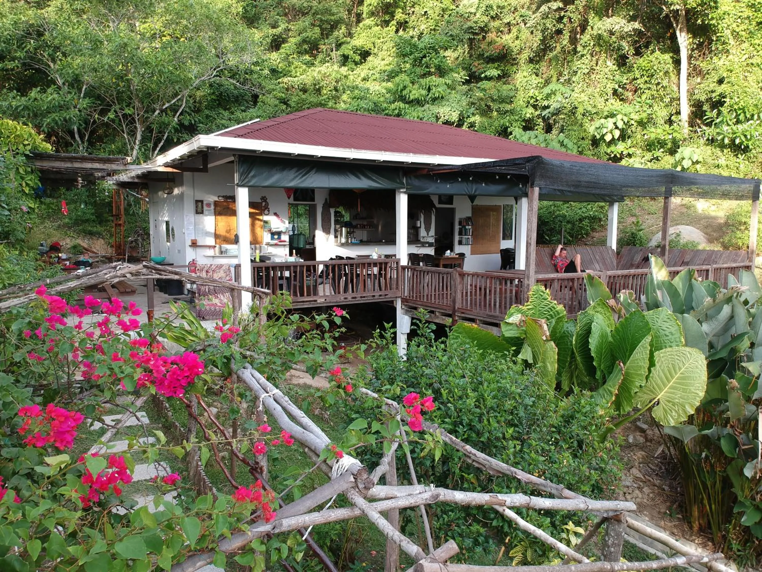 Restaurant/places to eat in Bigfin beach resort