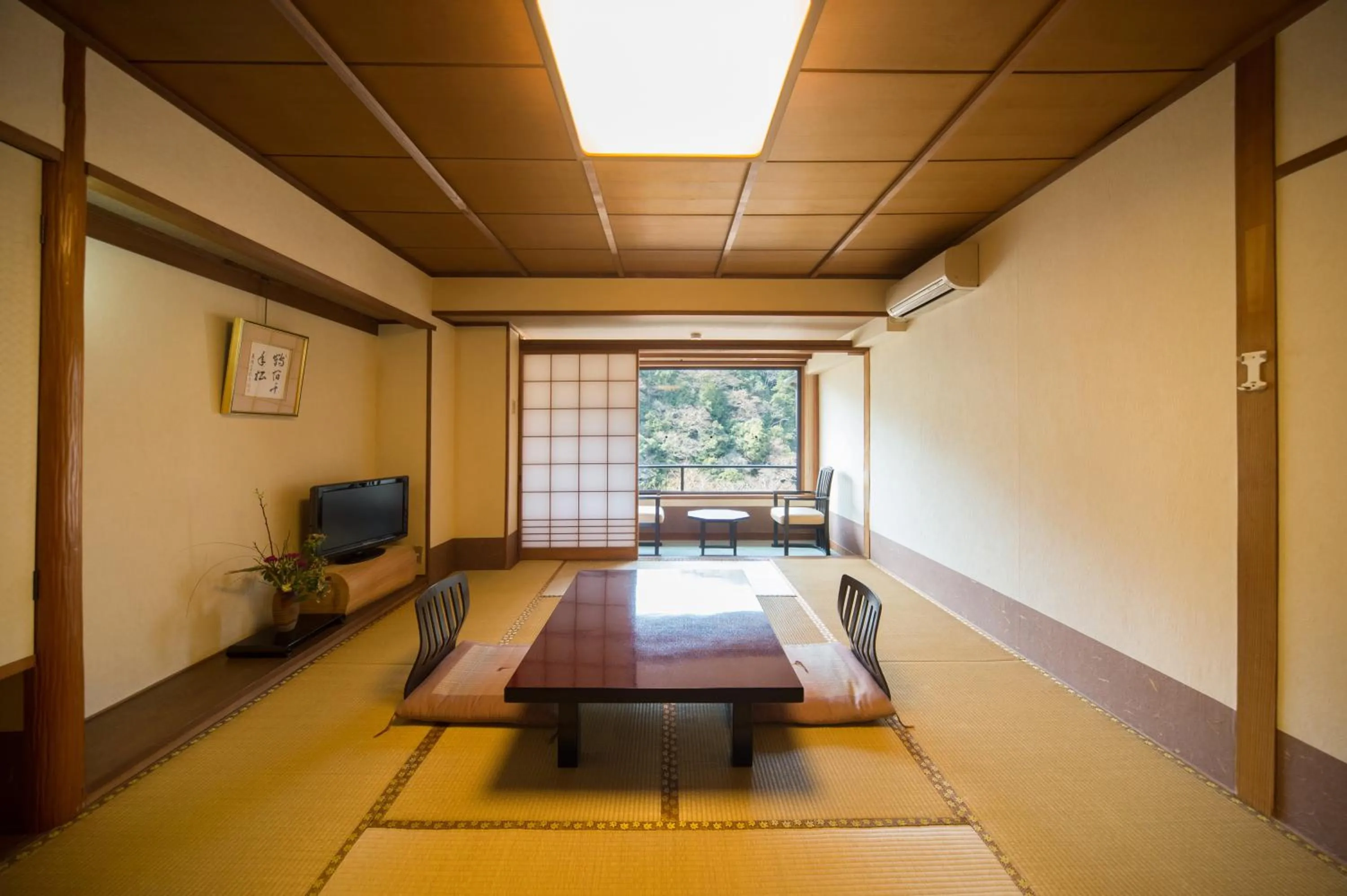 Photo of the whole room, Bed in Momijiya Honkan Takaosansou