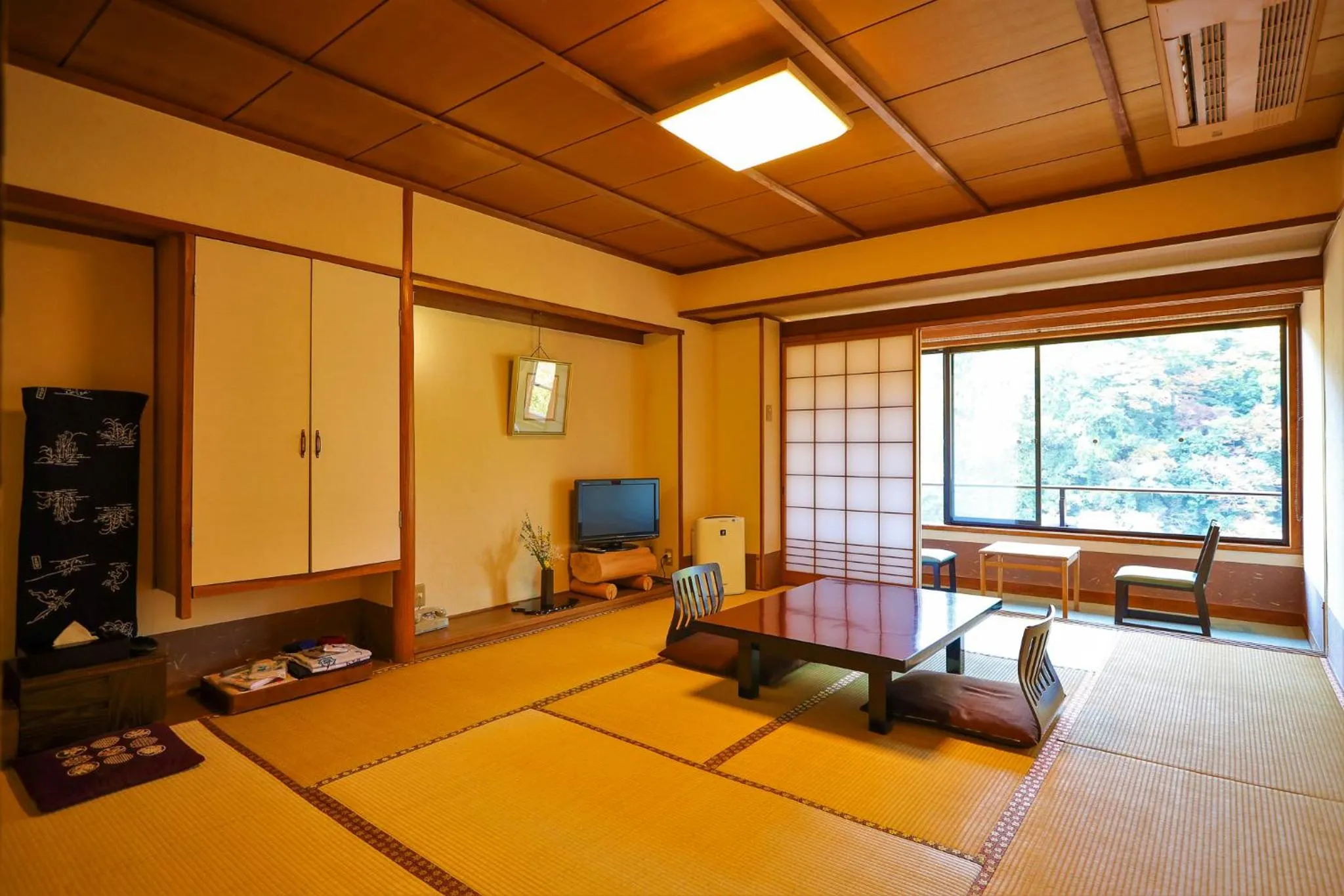 Living room, Bed in Momijiya Honkan Takaosansou