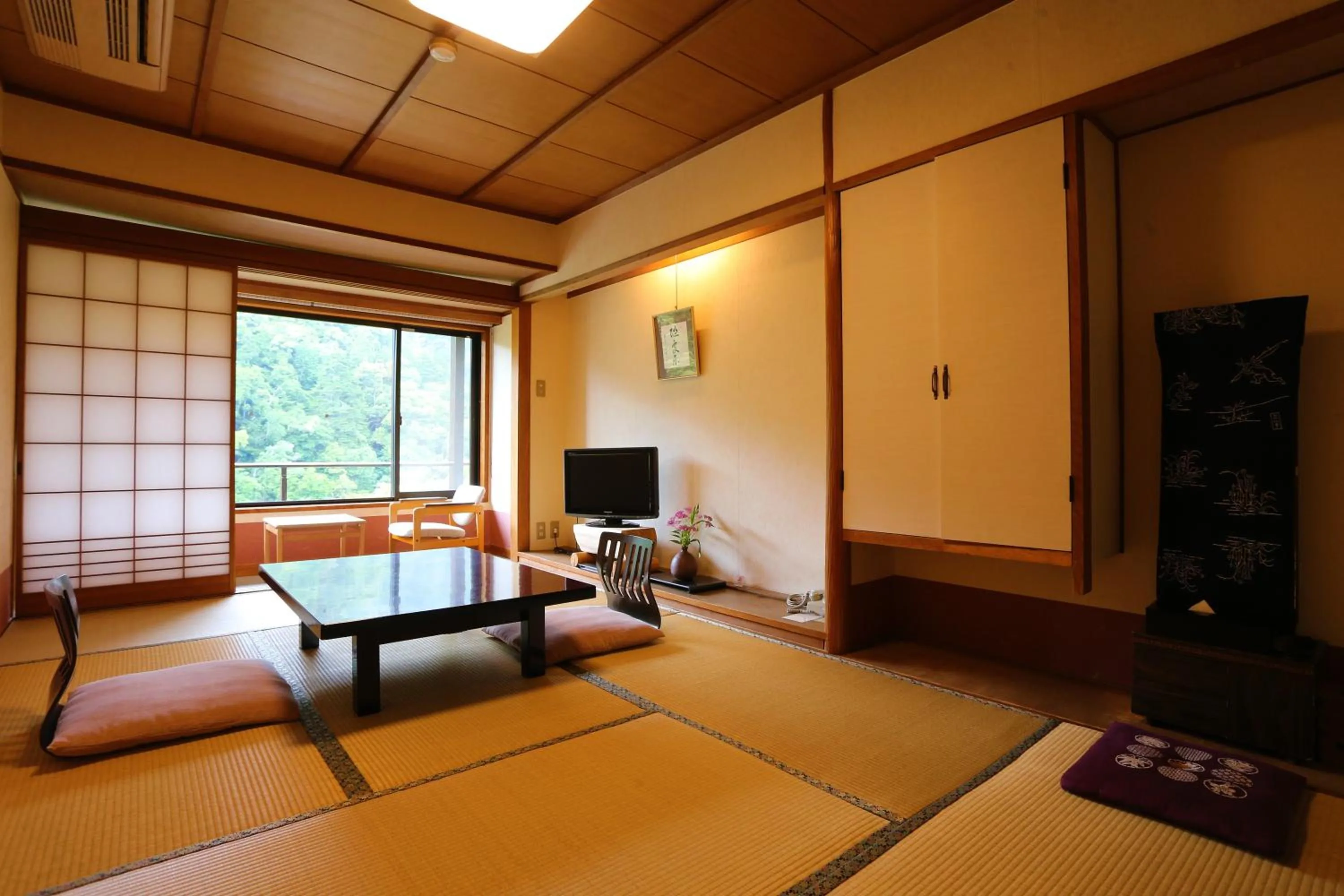 Photo of the whole room in Momijiya Honkan Takaosansou