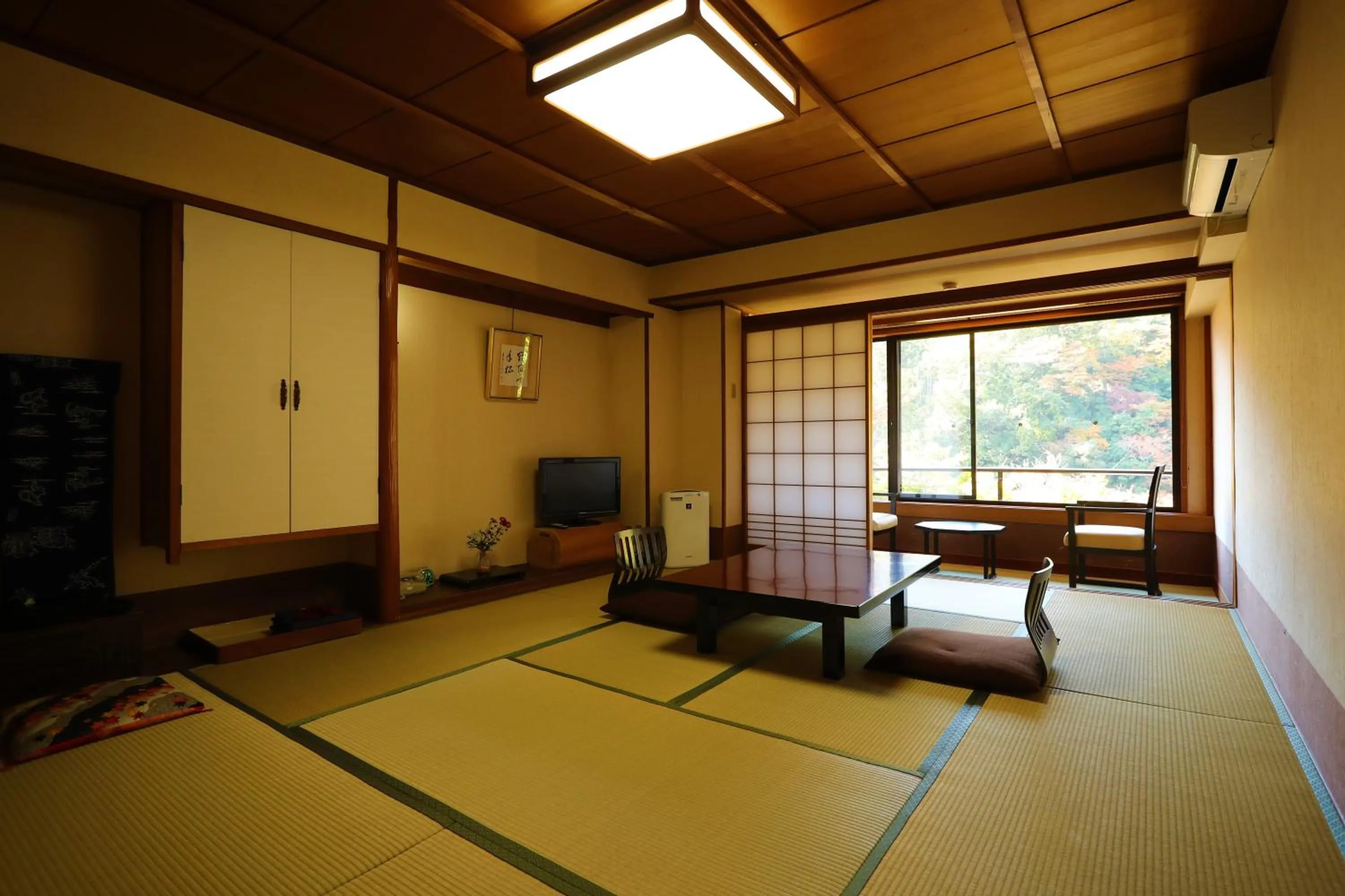 Photo of the whole room, Bed in Momijiya Honkan Takaosansou