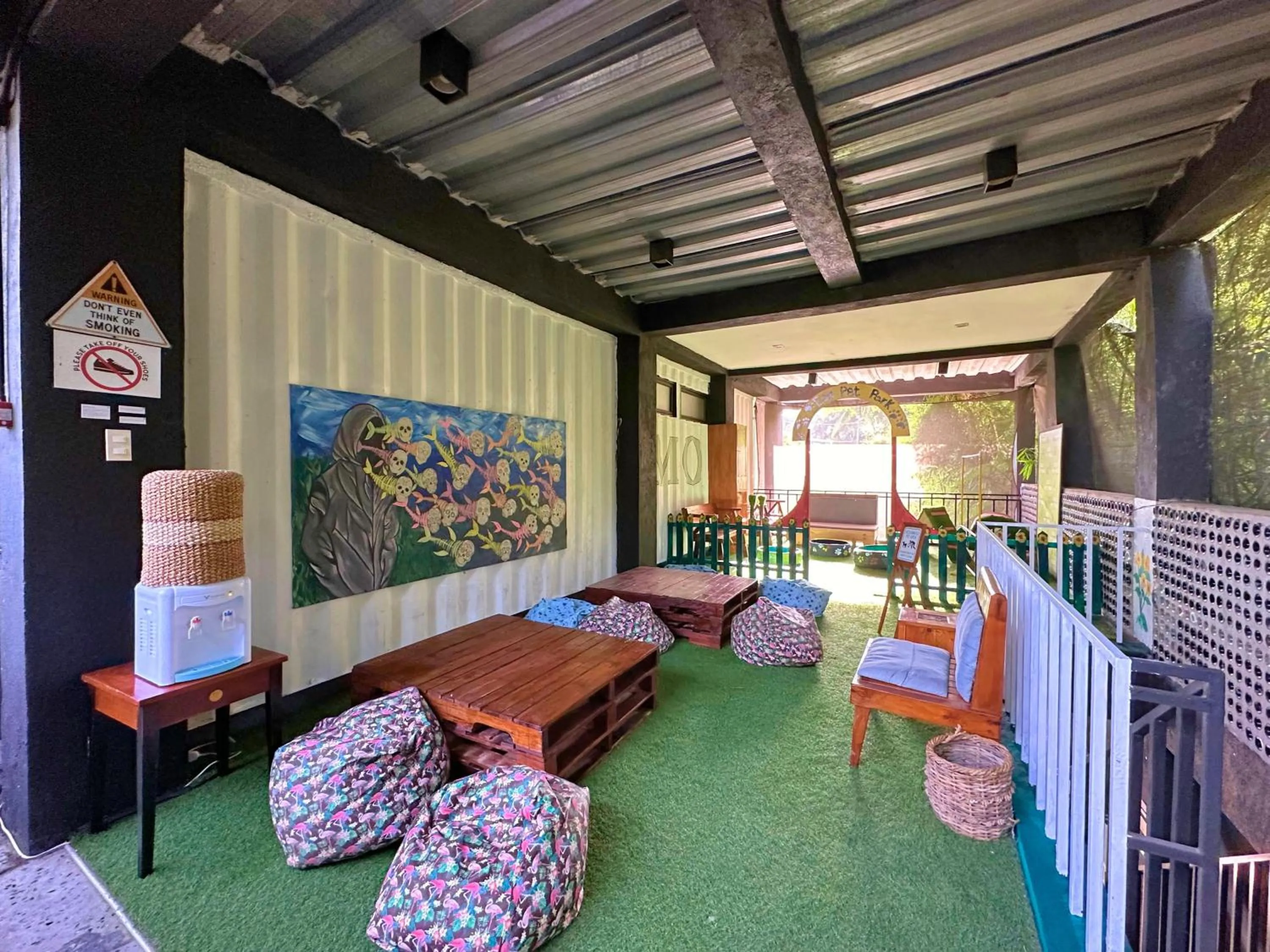 Pets in Containers by Eco Hotels