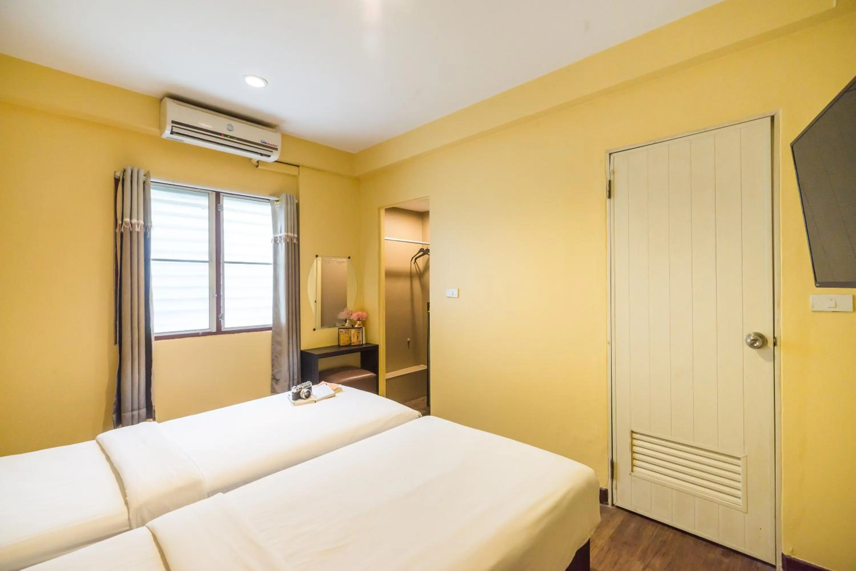 Bedroom, Bed in The Corner Ratchada