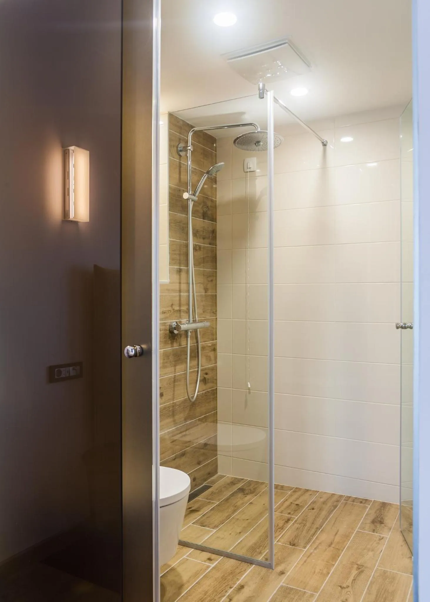 Shower in Amiral Hotel