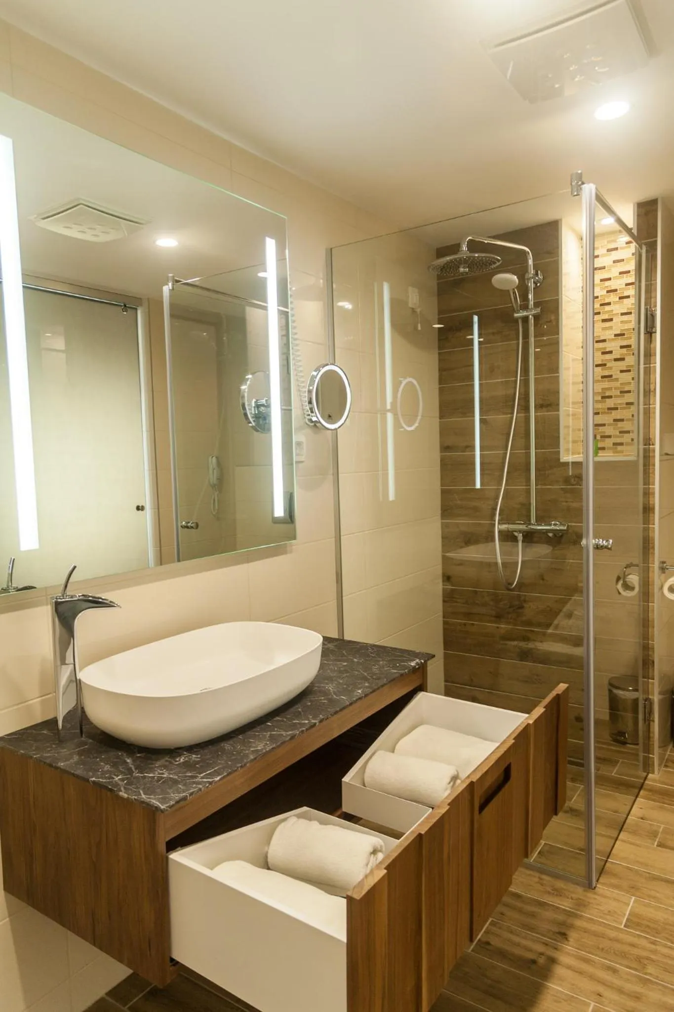 Shower in Amiral Hotel