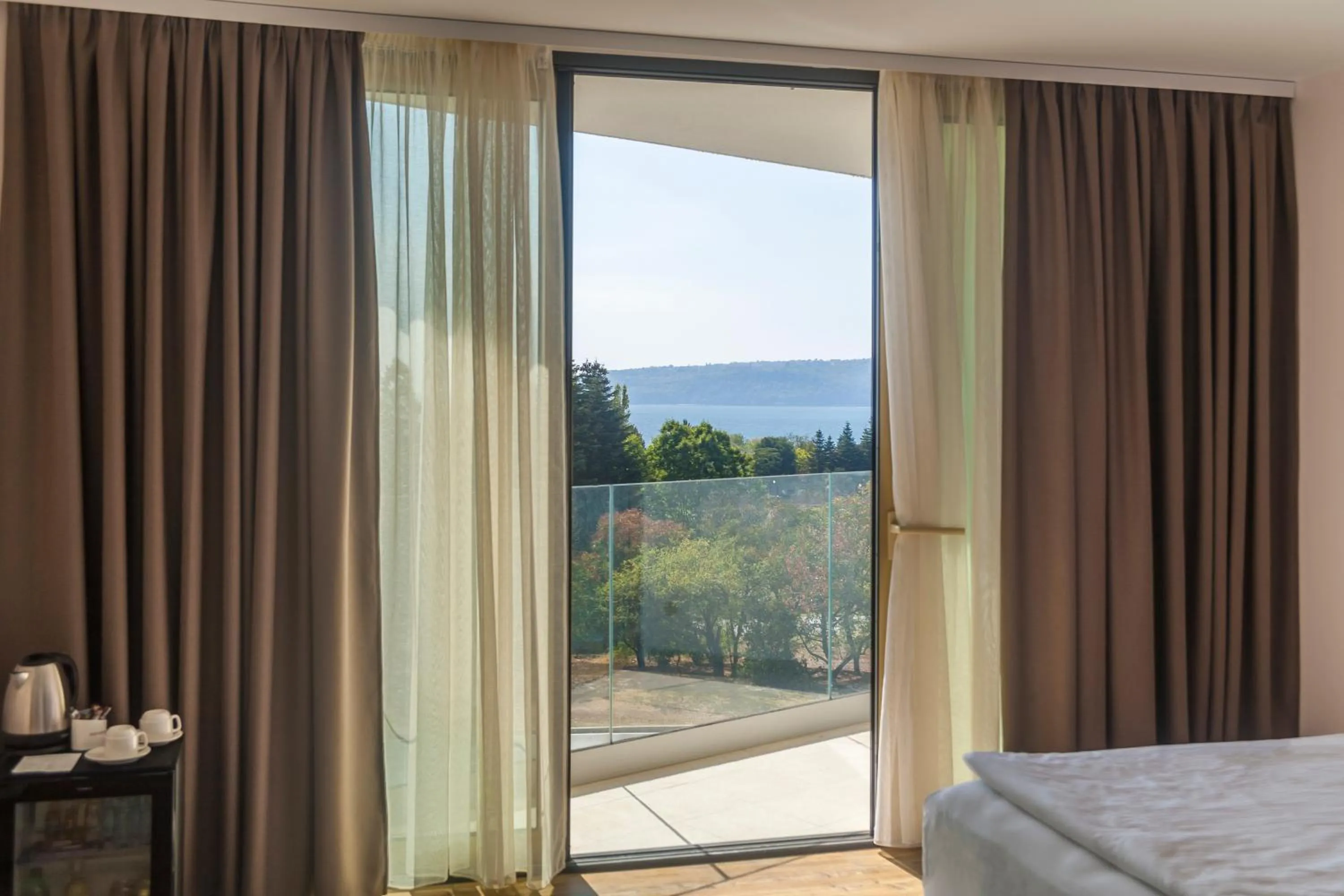 Balcony/Terrace, Bed in Amiral Hotel