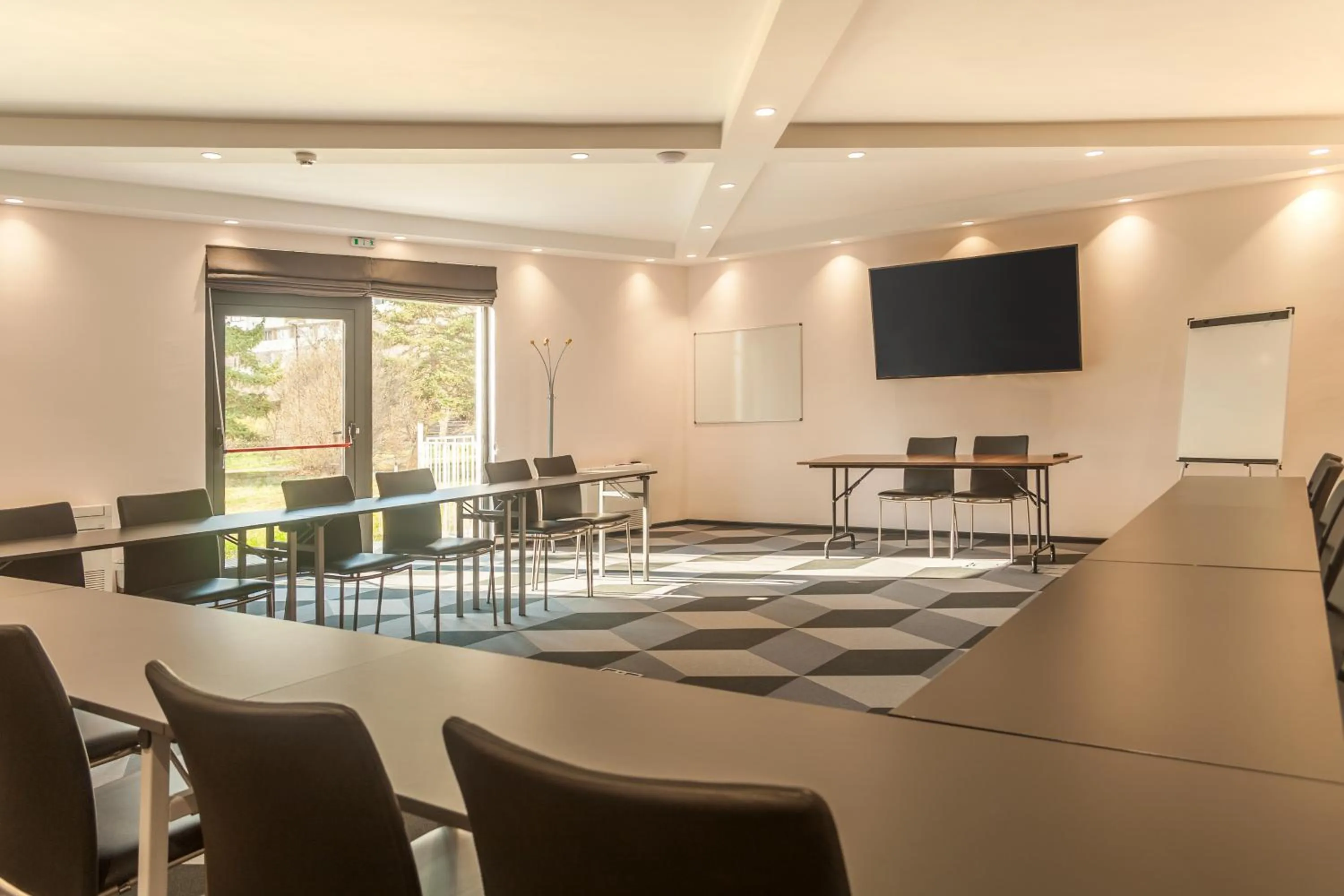 Business facilities in Amiral Hotel