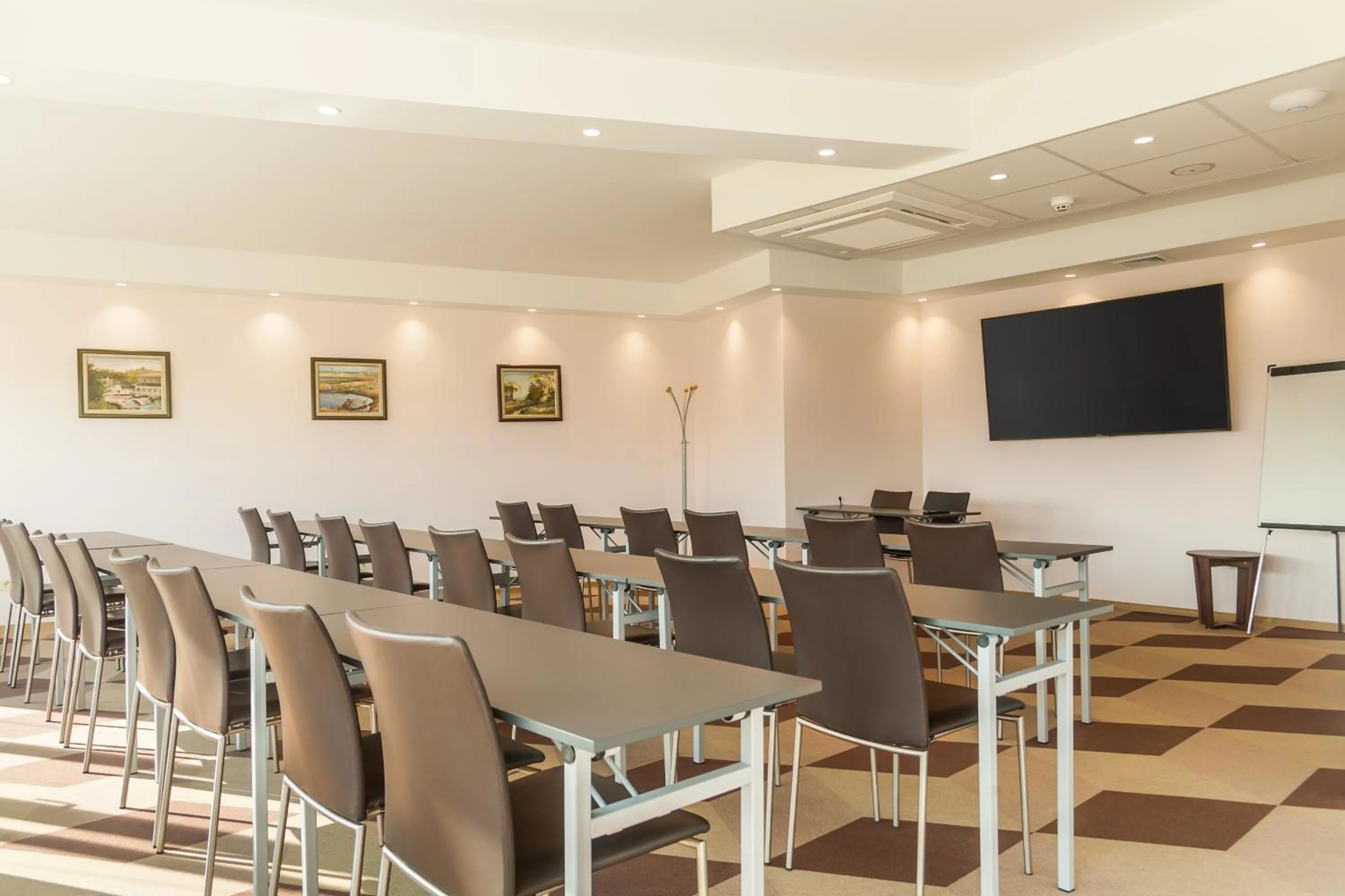 Business facilities in Amiral Hotel