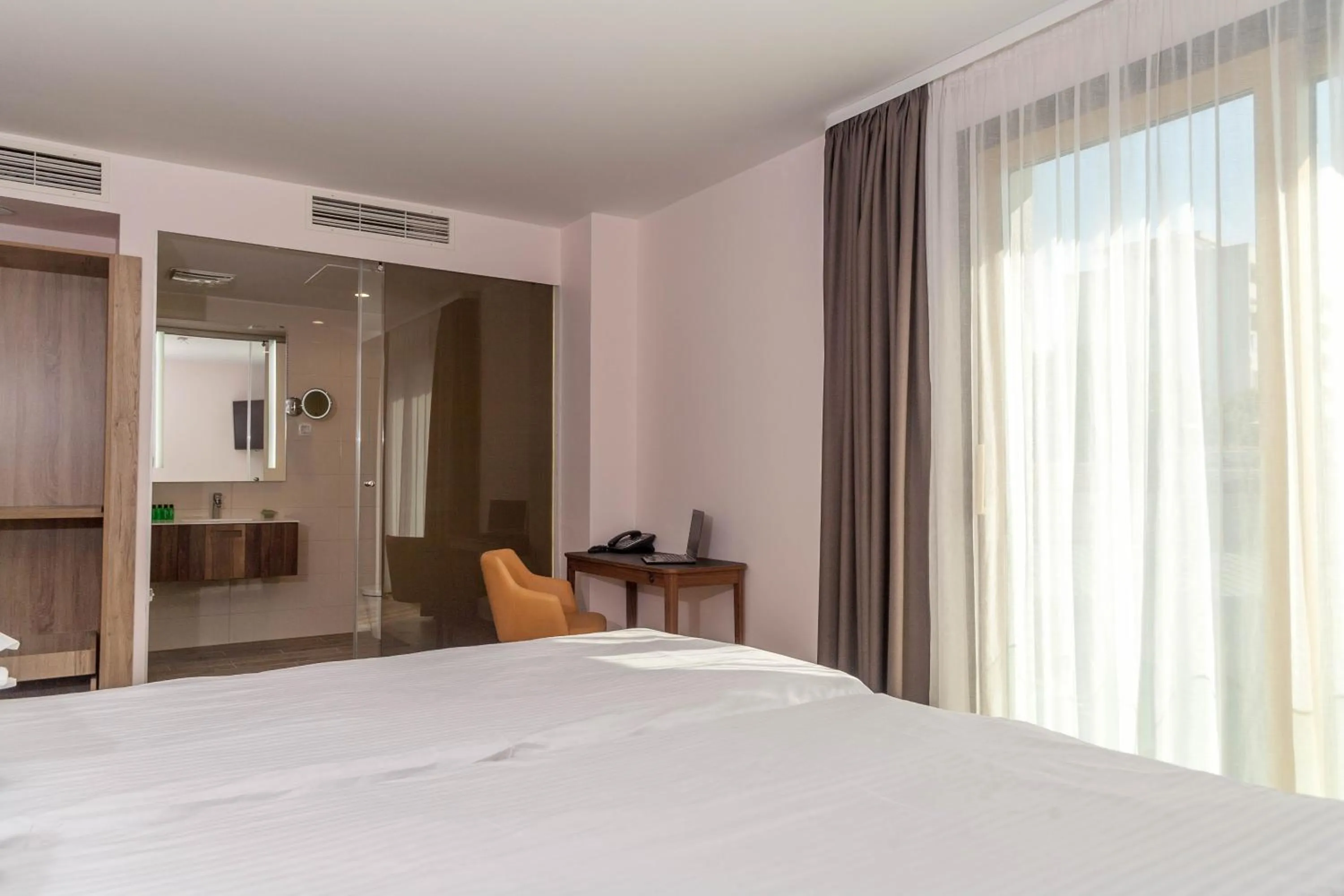 Photo of the whole room, Bed in Amiral Hotel