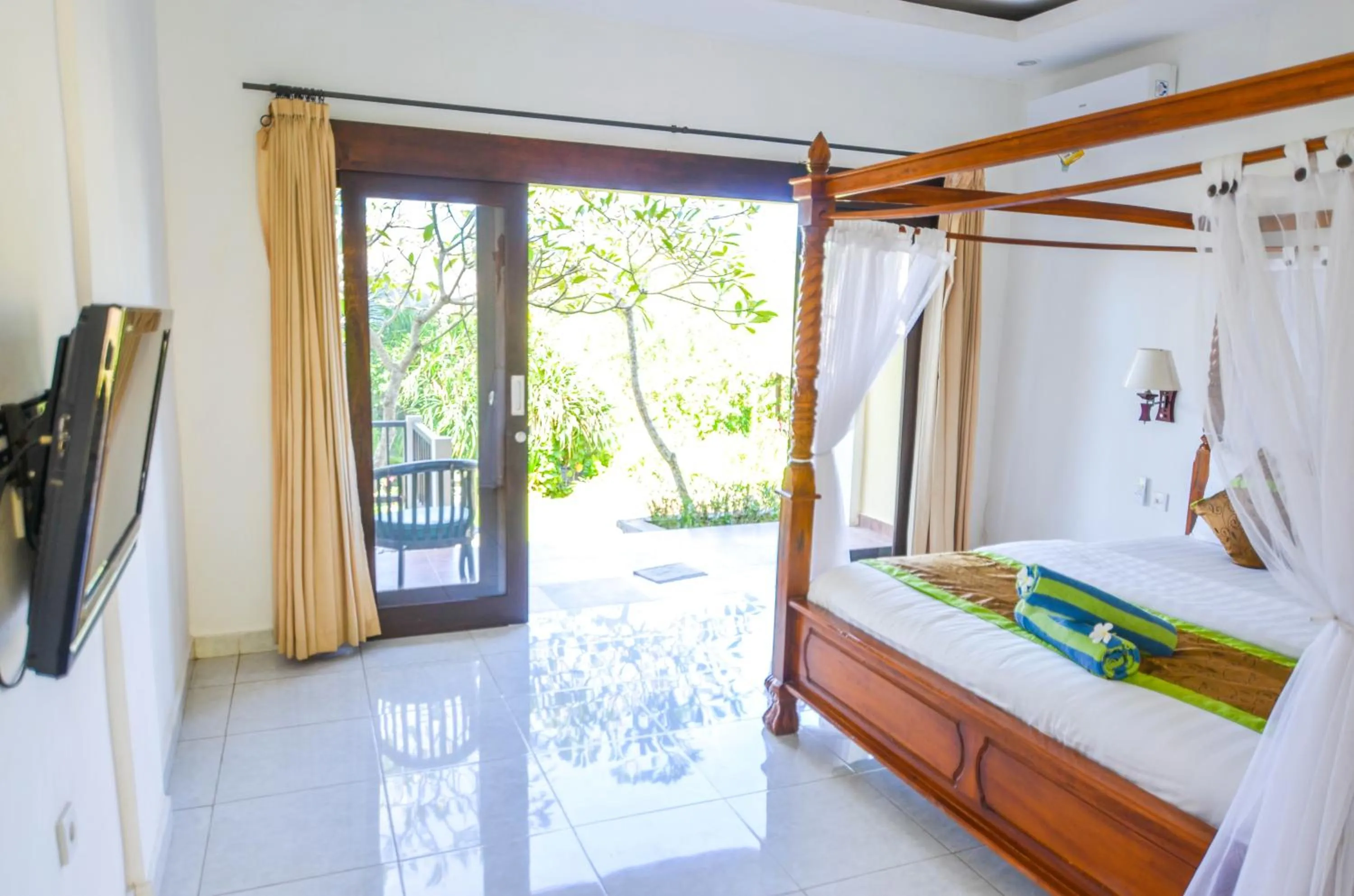 Bedroom, Bed in Tamarind Beach Bungalow