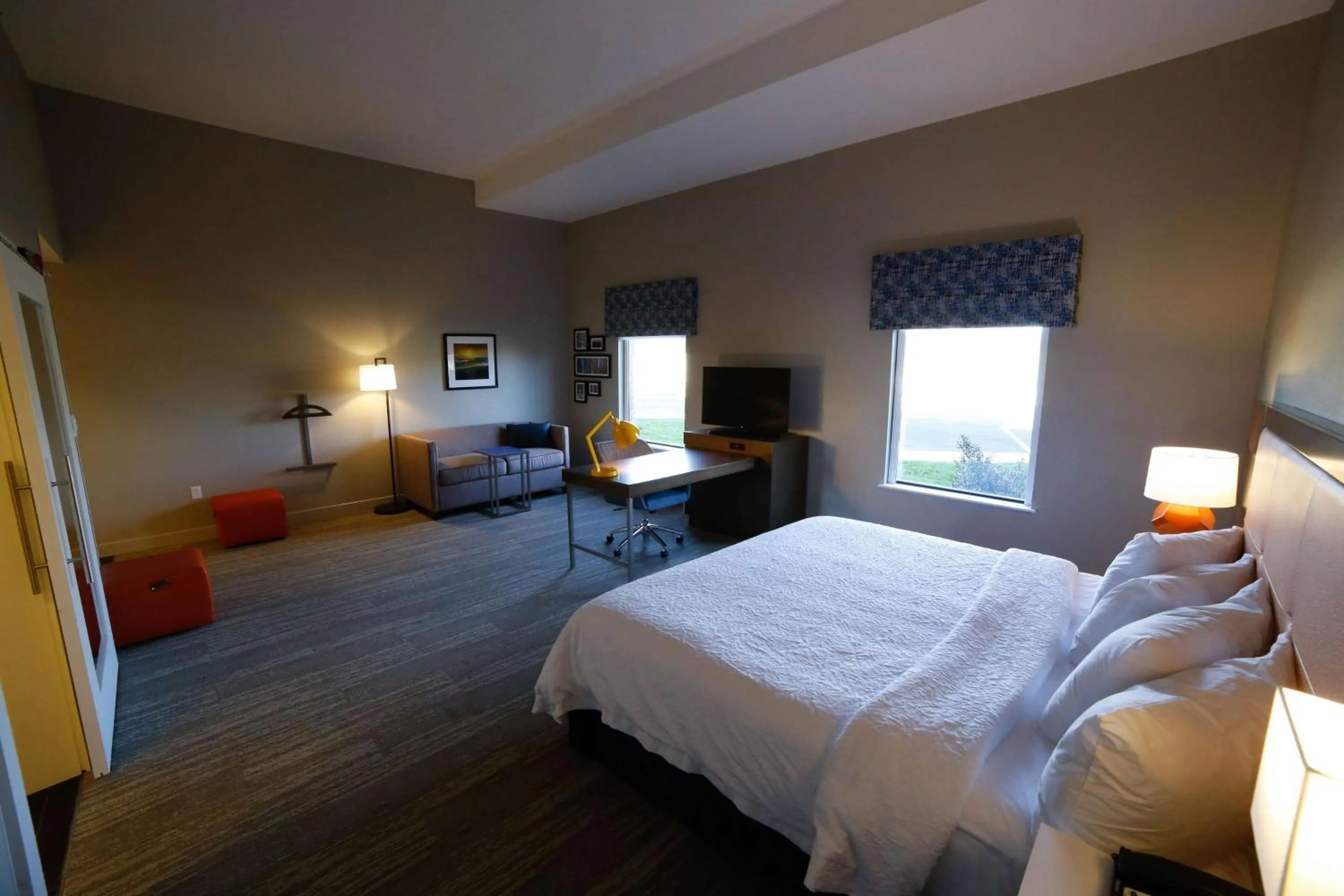 Bedroom, Bed in Hampton Inn & Suites Forest City