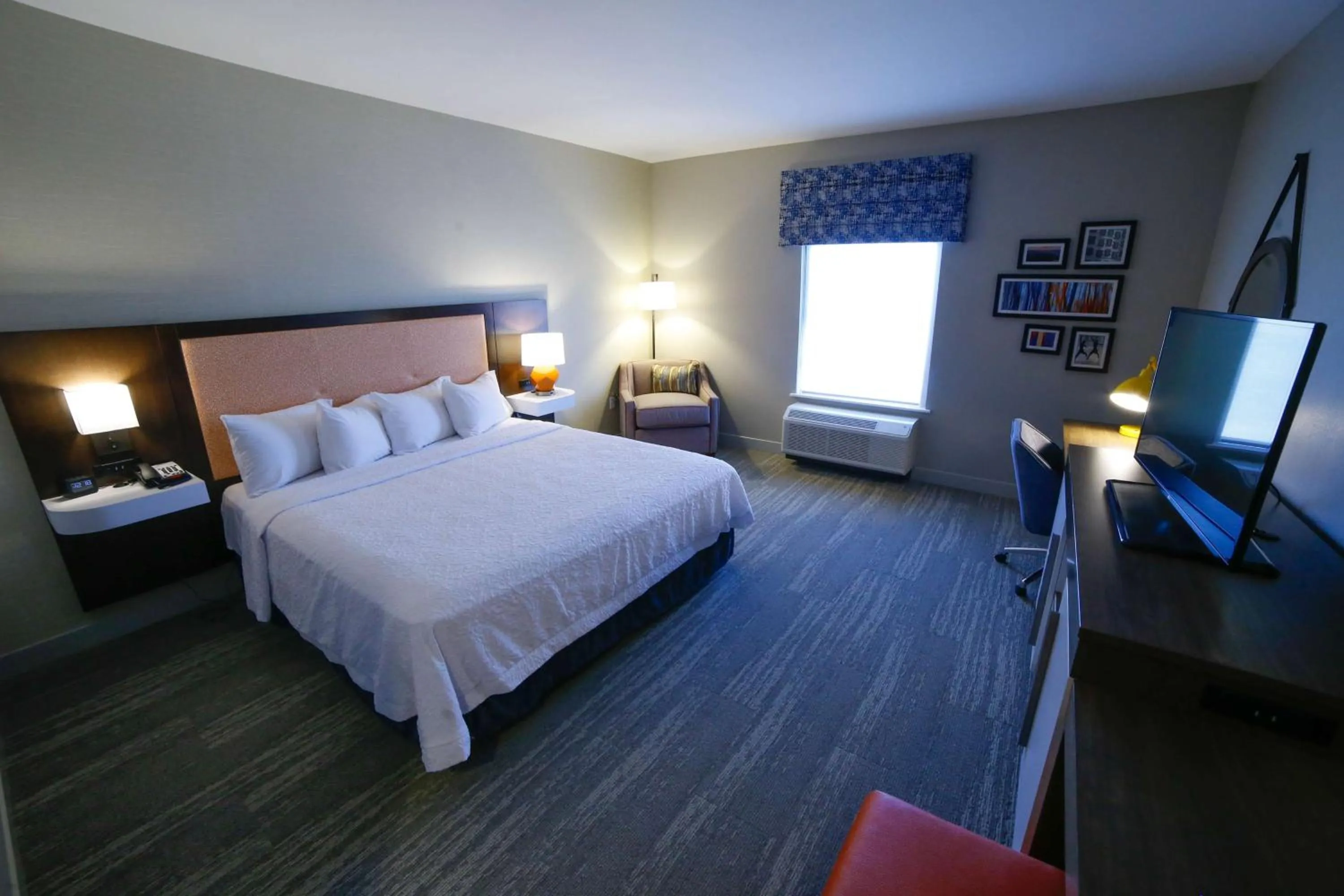 Bedroom, Bed in Hampton Inn & Suites Forest City