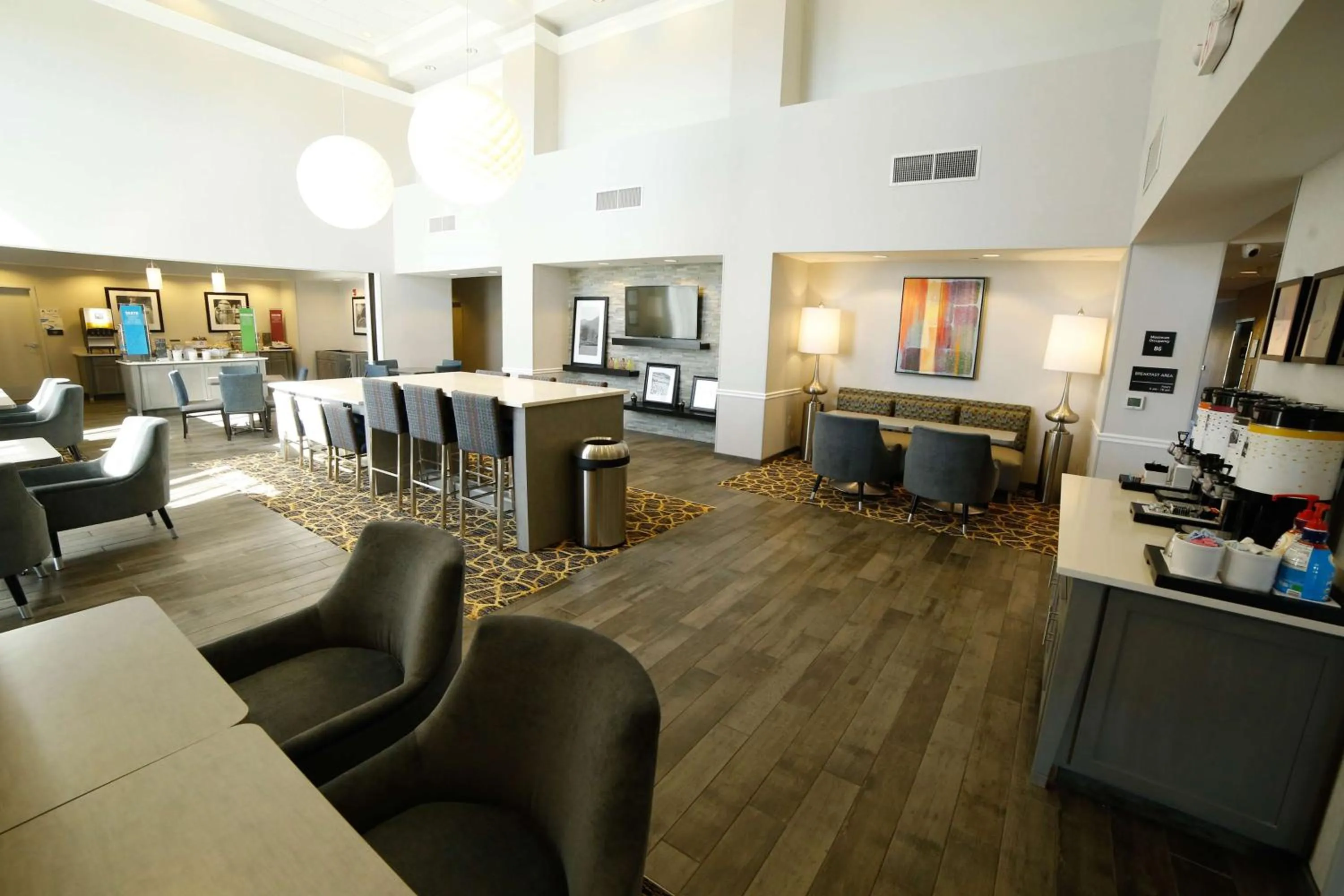 Dining area in Hampton Inn & Suites Forest City