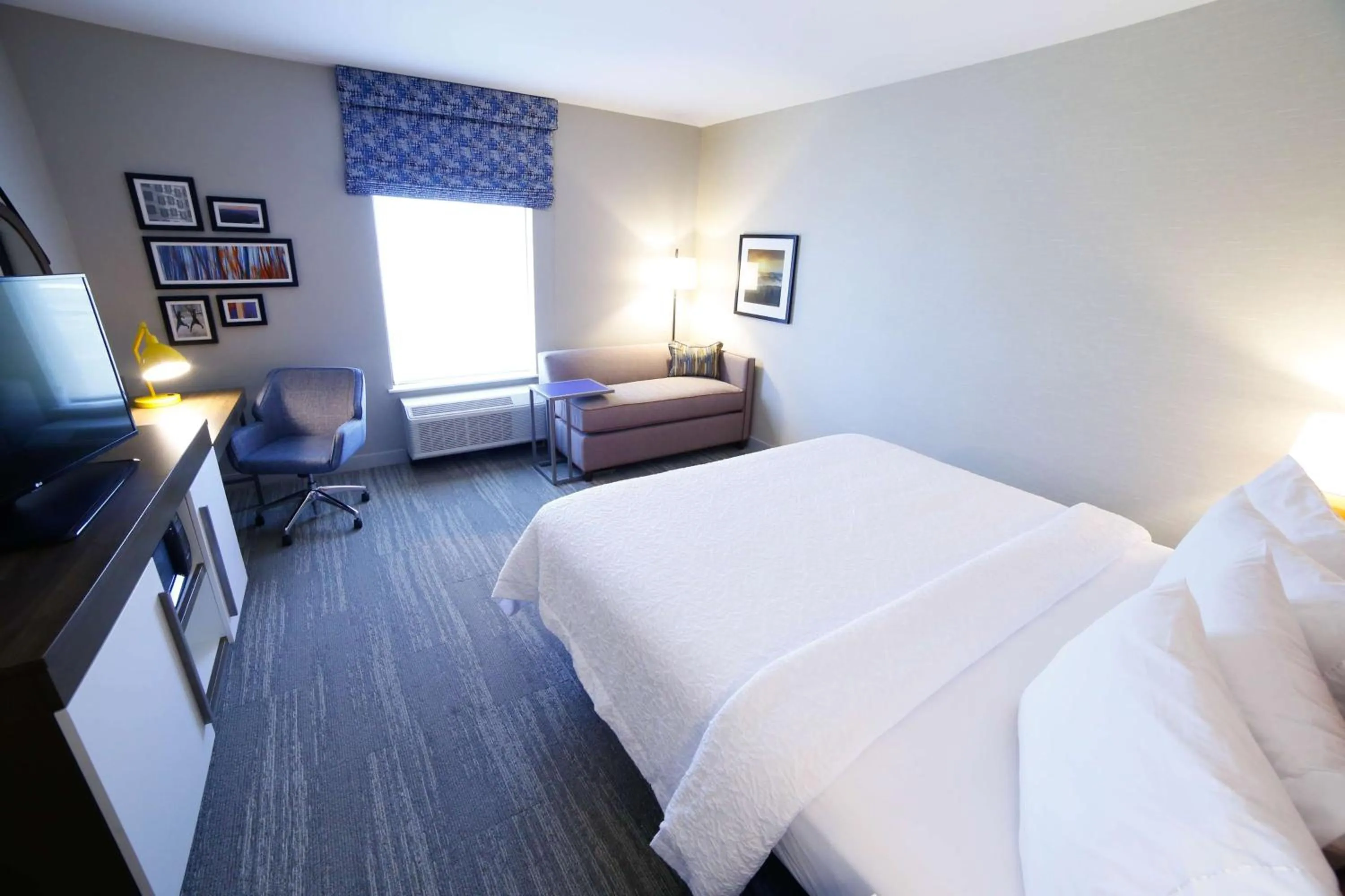 Bedroom, Bed in Hampton Inn & Suites Forest City