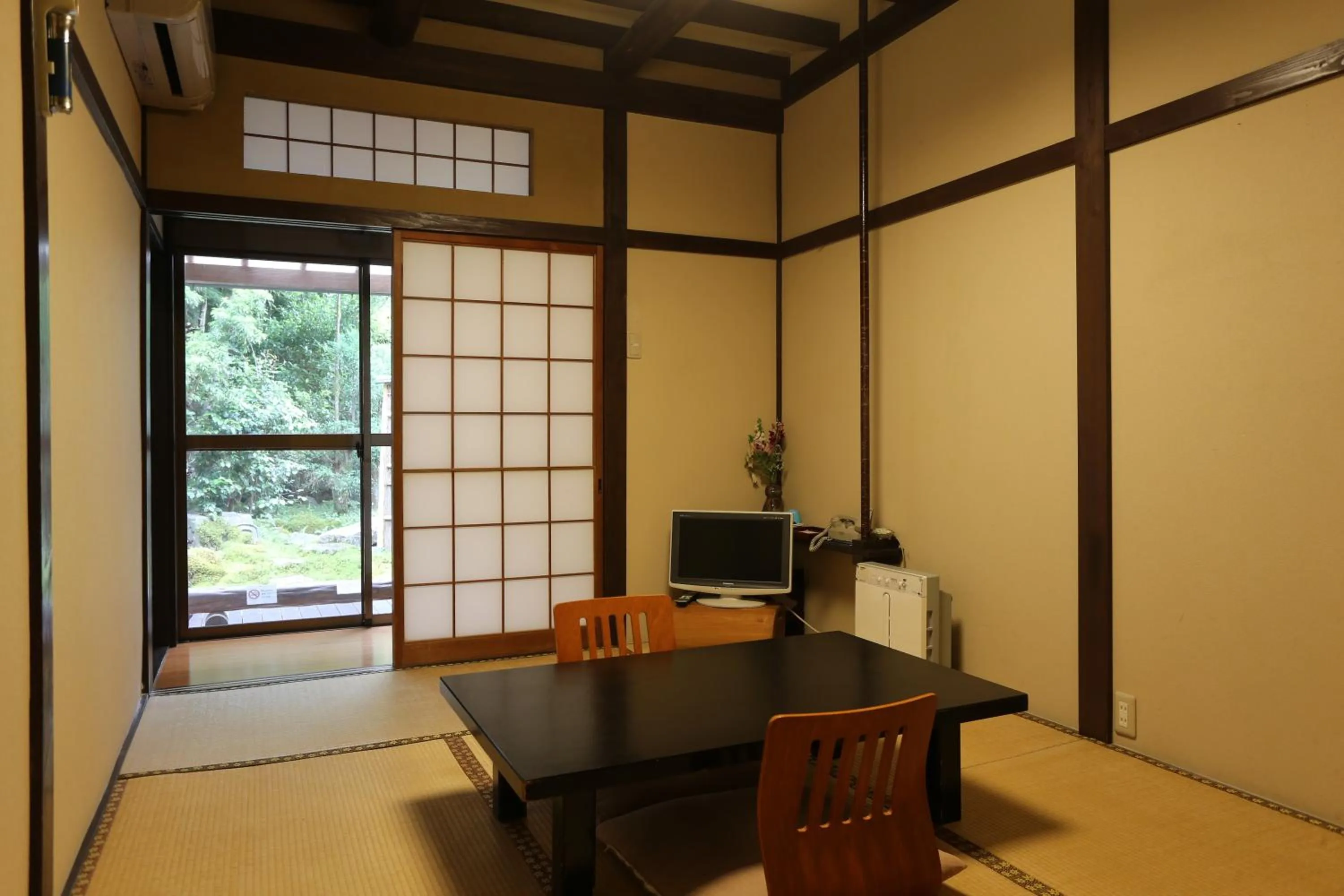 Photo of the whole room in Momijiya Annex